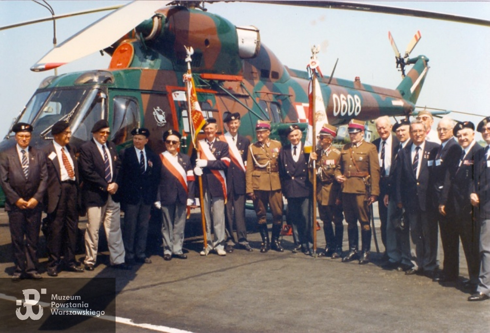 Weterani 7 Pułku Ułanów Lubelskich na tle nowoczesnego rumaka w czasie uroczystości przekazania tradycji Pułku i wręczenia sztandaru jednej z jednostek 25 Brygady Kawalerii Powietrznej w dniu 9 czerwca 1996 roku na lotnisku w Nowym Glinniku pod Tomaszowem Mazowieckim. Dionizy Piotr Mazur "Piotrek" stoi w środku, przy prawym sztandarze.