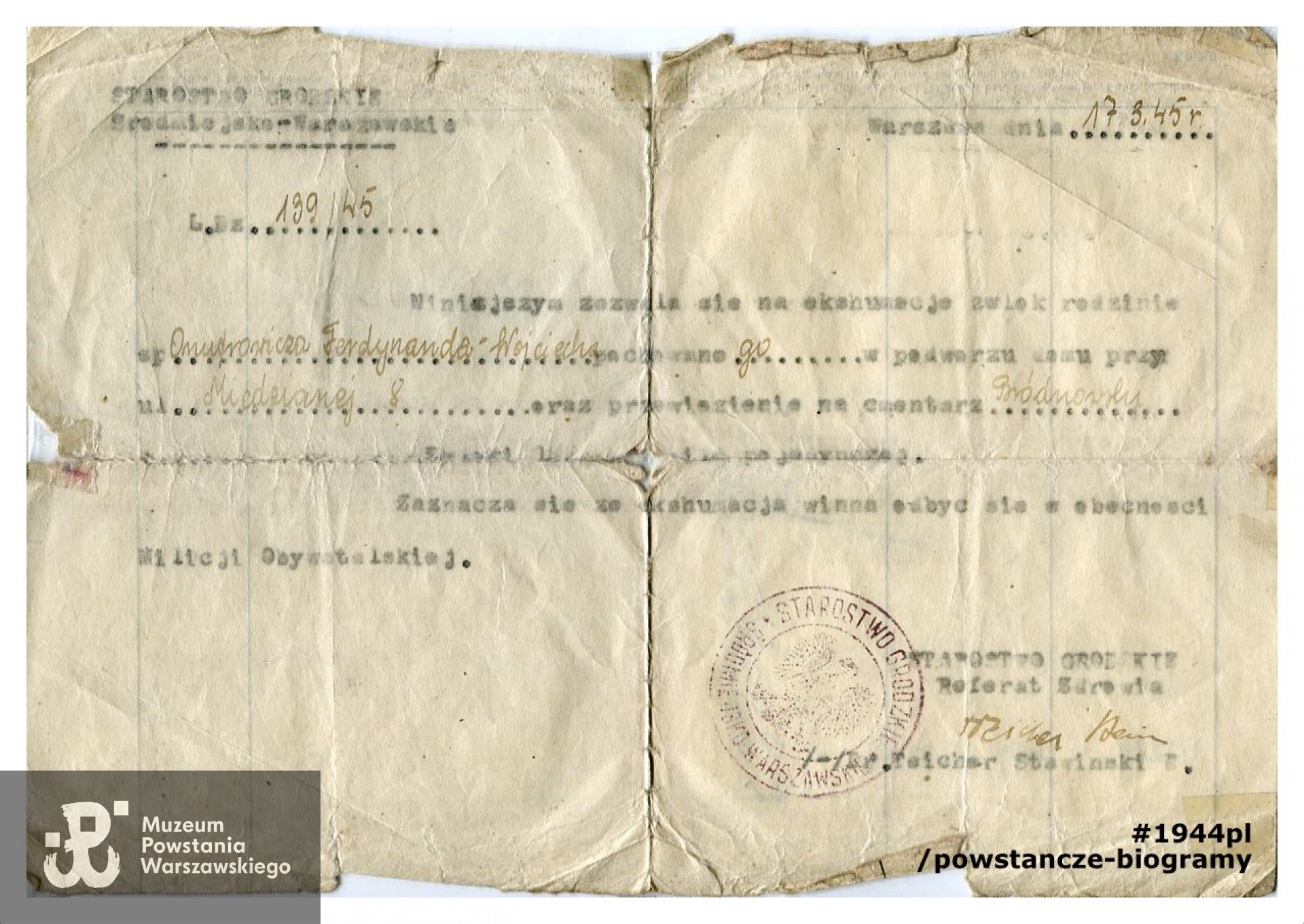 Zezwolenie na ekshumację zwłok strz. Ferdynanda Onufrowicza ,,Dąb'',  widoczny stempel Śródmiejsko - Warszawskiego Starostwa Grodzkiego; podpis pracownika  Referatu Zdrowia Śródmiejsko - Warszawskiego Starostwa Grodzkiego. Dokument ze zbiorów Muzeum Powstania Warszawskiego, sygn. MPW-A-2797 (P/2229), dar Zbigniewa Onufrowicza.
