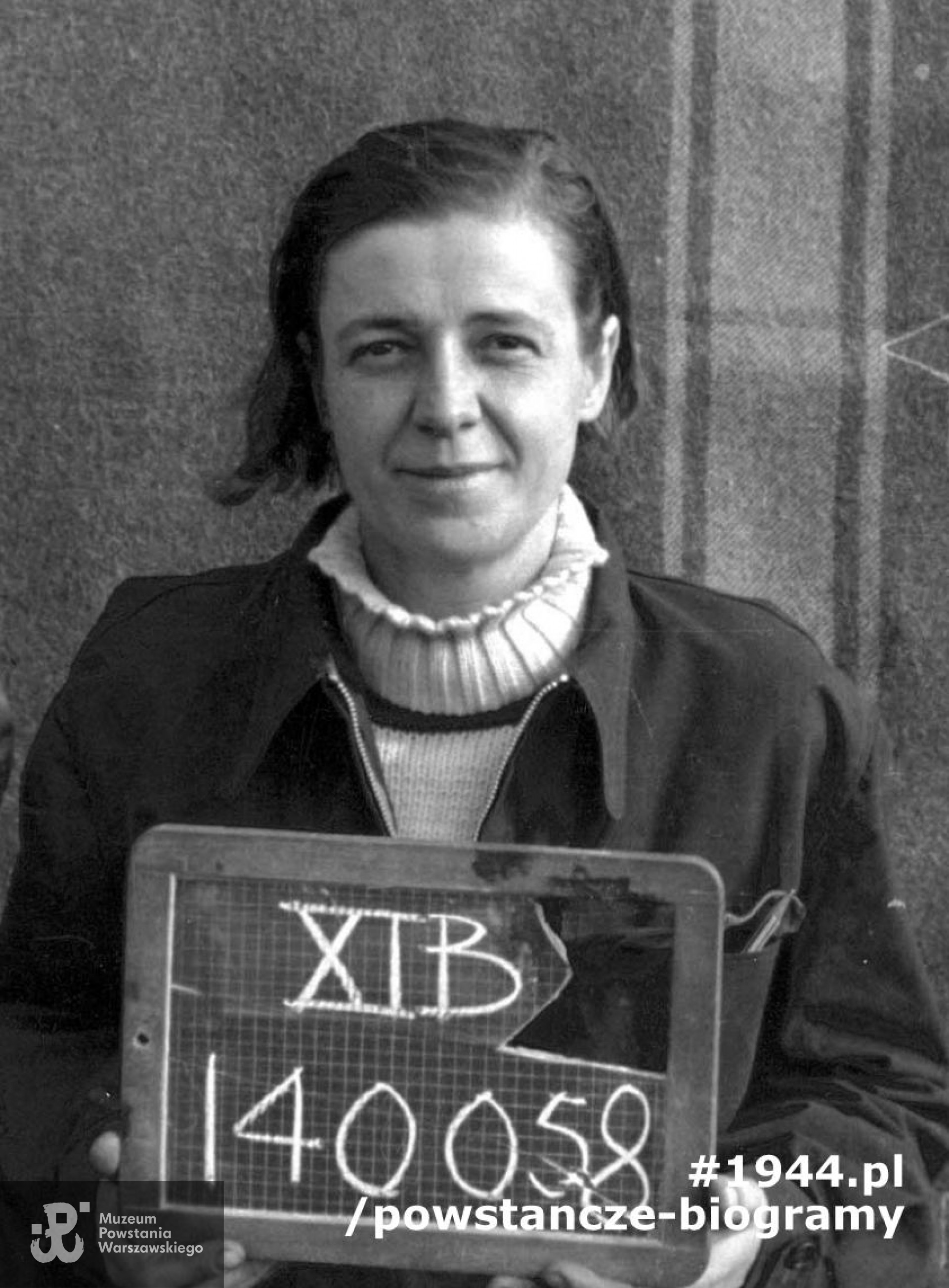 strz. Irena Peters-Wasiutyńska (Potters-Wasiutyńska) - fotografia wykonana po Powstaniu Warszawskim w obozie jenieckim XI B w Fallingbostel. Fragment szerszego ujęcia. Ze zbiorów Muzeum Powstania Warszawskiego, sygn. MPW-IP/4444, ujęcie tożsame MPW-IH/4534.