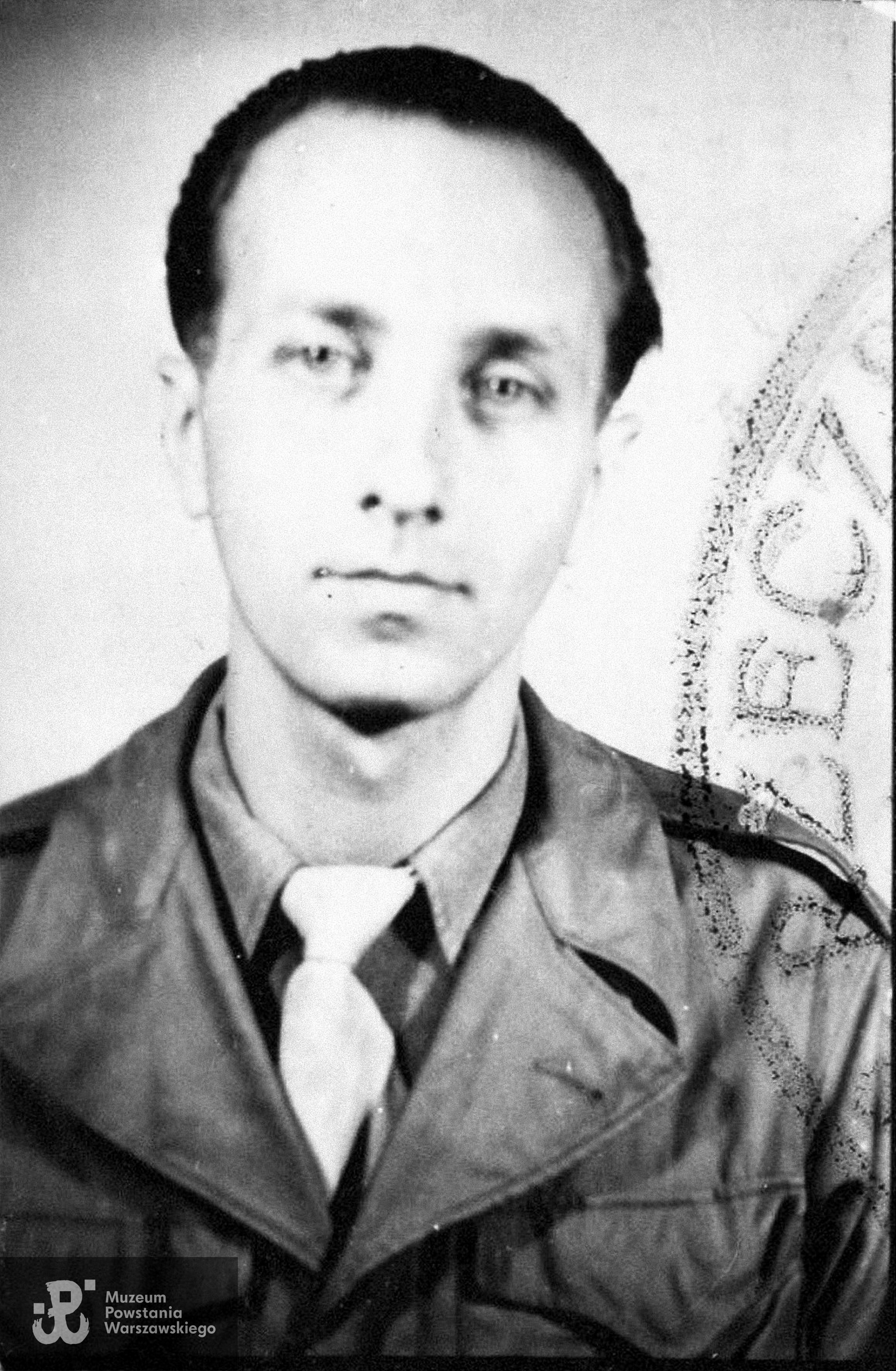 Zygmunt Jan Raczyński "Zygmuś" (1918-1992) - po wyzwoleniu,  fotografia z dokumentów repatriacyjnych, 1946 rok. Źródło: Zaświadczenie  Państwowego Urzędu Repatriacyjnego wystawione na nazwisko Zygmunt Raczyński z dnia 8.11.1946 r. , zbiory Muzeum Powstania Warszawskiego, sygn. P/9329/19, dar p. Jerzego Raczyńskiego, syna Powstańca