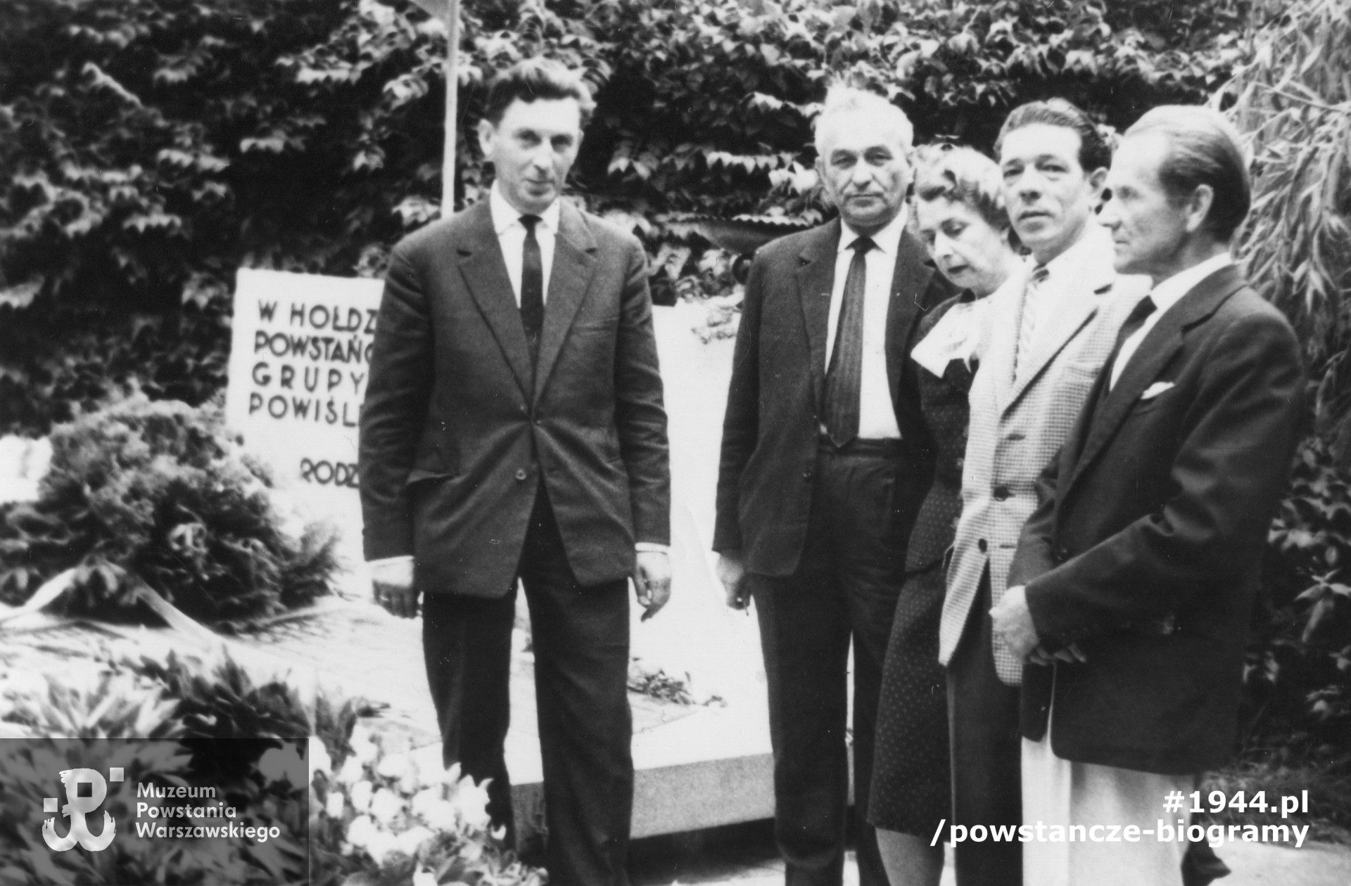 Fotografia wykonana 1 sierpnia 1965 roku na Cmentarzy Wojskowym na Powązkach - kwatera „Krybara” - stoją od lewej: Mieczysław Rechnio „Mieczysław I”,  dowódca kompanii Jan Piotrowski ps. „Lewar„, NN, NN. Pierwszy z prawej strony stoi Mieczysław Maciejczak ”Morus". Fot. archiwum prywatne, udostępnił p. Marek Gębski.