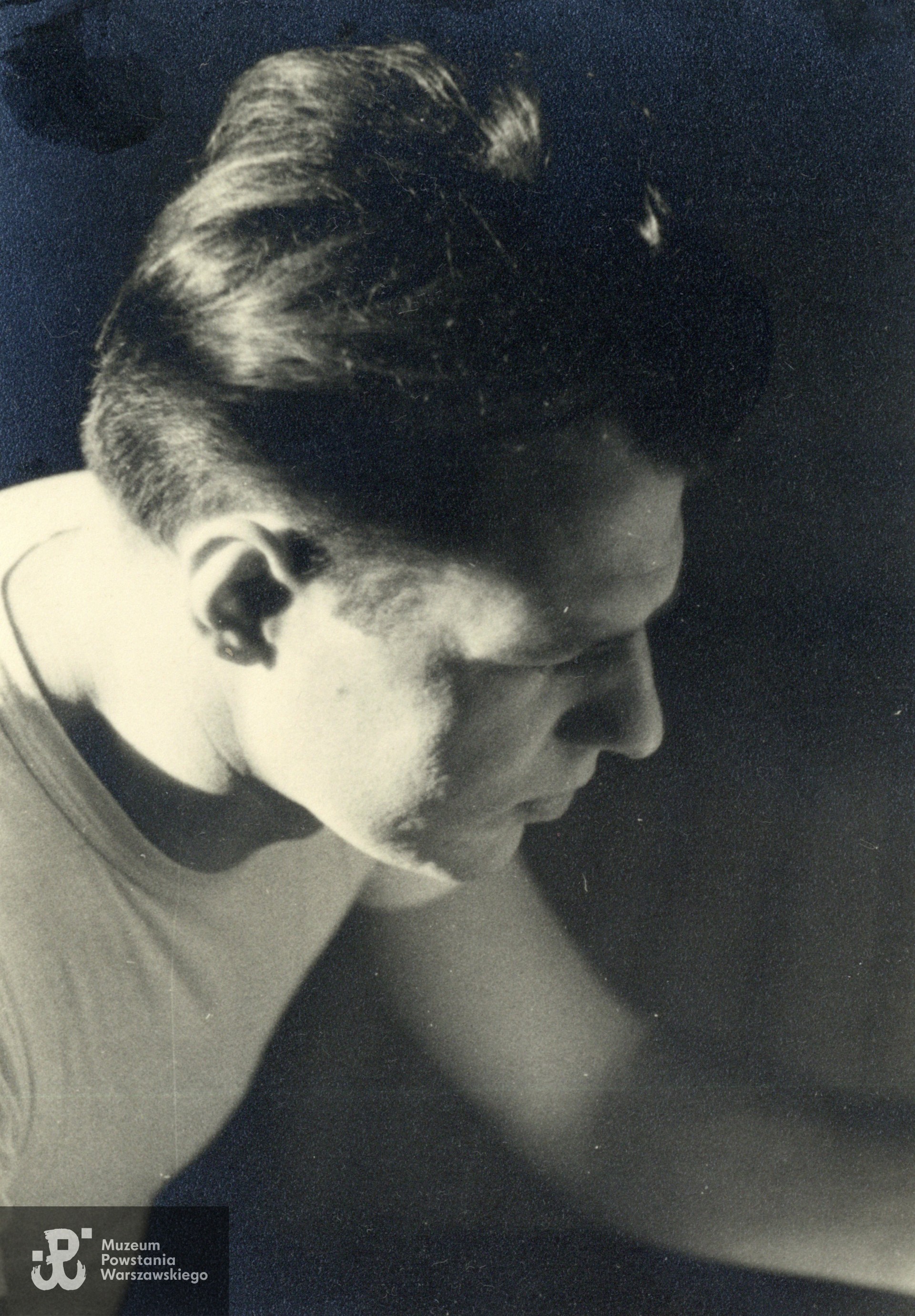 Fotografia pochodząca ze spuścizny po Henryku Sienkiewiczu „Antal” („Antał"),  zbiory rodzinne, udostępnił p. Tomasz Szczepaniak, siostrzeniec Powstańca. Skan wykonano w Muzeum Powstania Warszawskiego, 01/2025