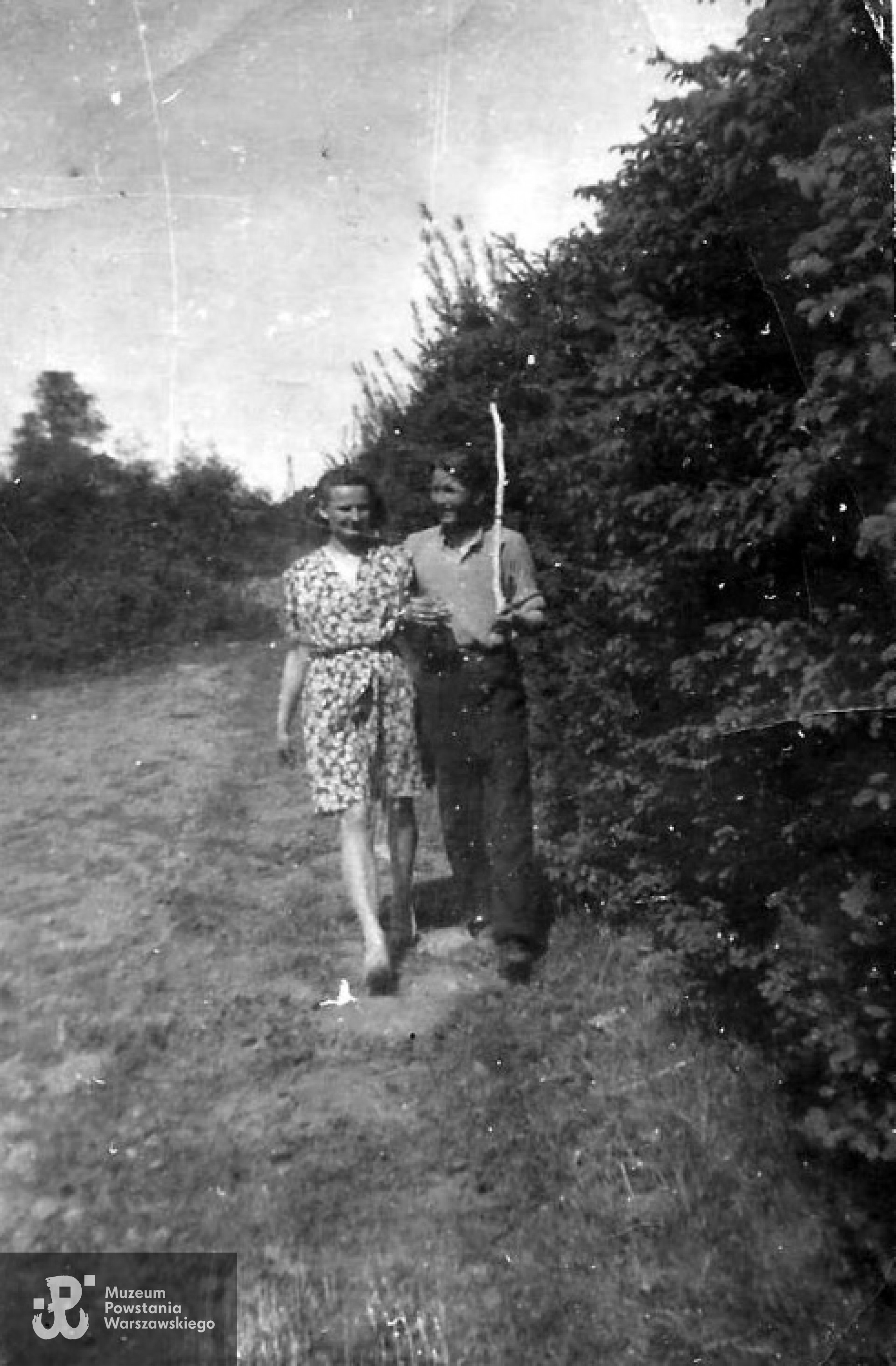 Zielone Święta 1944 r. - Teresa ze swym narzeczonym Leszkiem Gajewskim ps. "Grom".