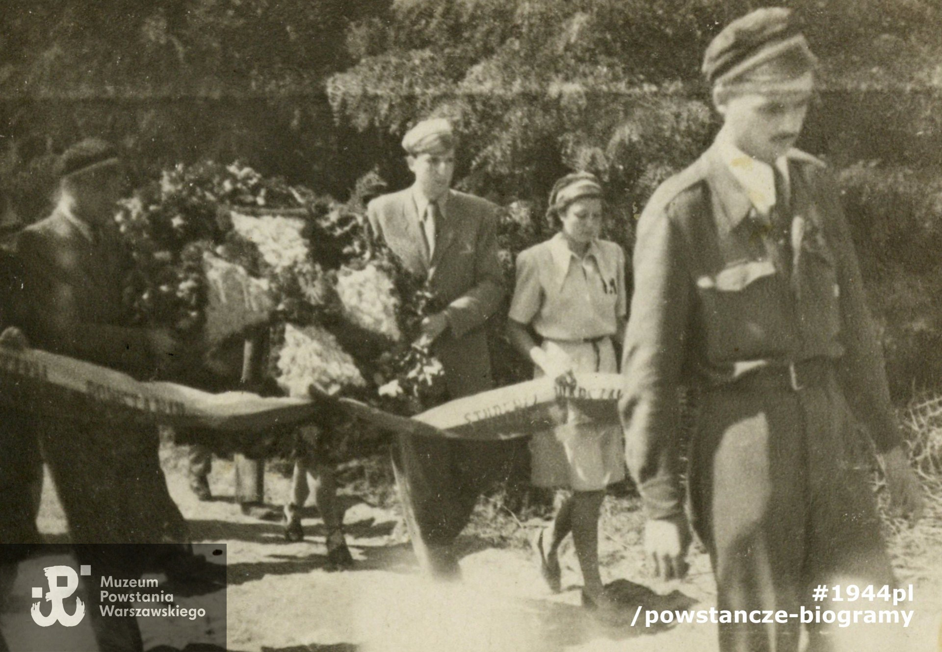 Uroczystości 2. rocznicy wybuchu Powstania Warszawskiego - 1 sierpnia 1946 roku. Hanna Stadnik widoczna przy wieńcu. Fot. z archiwum rodzinnego p. Hanny Stadnik z d. Sikorskiej