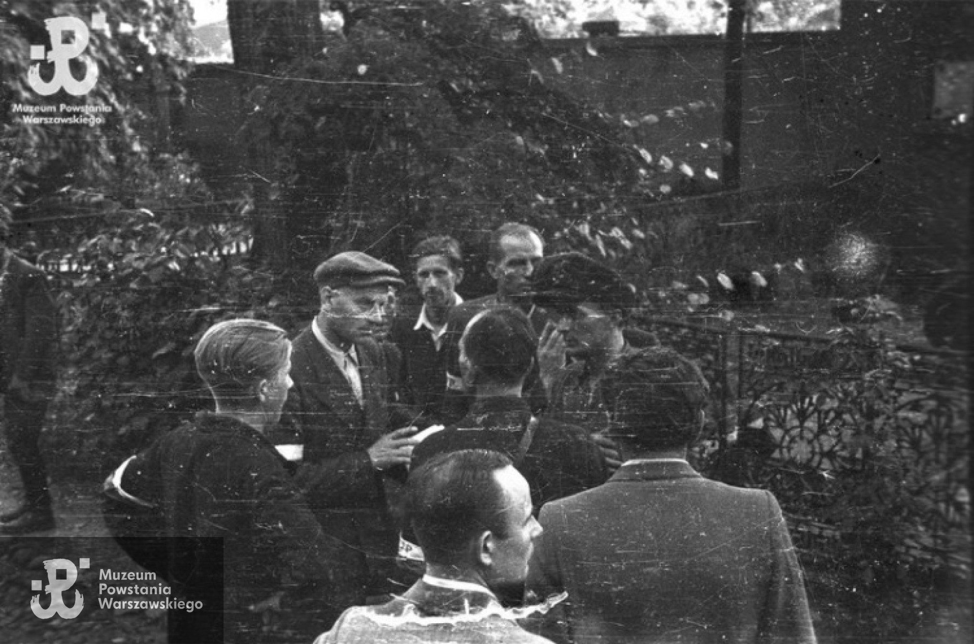 Fotografia z Powstania Warszawskiego. Wola. Godzina "W". Pierwsza odprawa dla oficerów Batalionu "Pięść" na terenie cmentarza ewangelicko-augsburskiego. Zdjęcie autorstwa Stefana Bałuka, ze zbiorów Fototeki MPW , sygnatura <a href=" http://www.1944.pl/galerie/fototeka/foto/7897/autor/126"> MPW-IS/123</a>