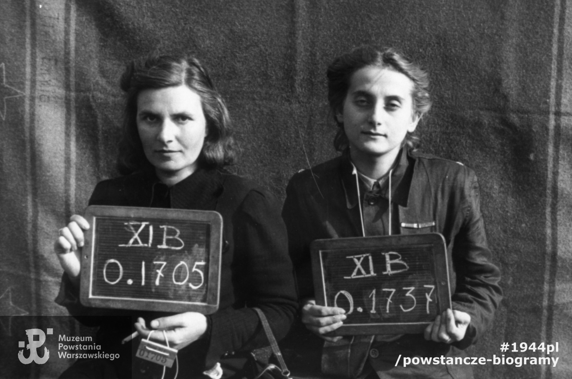 Fotografia z obozu jenieckiego w Fallingbostel XI B. 0.1705 ppor. Jadwiga Śledzińska-Lidzka "Julitta" - BIP, 0.1737 ppor. Elżbieta Gross - Ostrowska "Ela" - komendantka Okręgowej Składnicy Meldunkowej. Fot. ze zbiorów Muzeum Powstania Warszawskiego, sygn. MPW-IP/4451