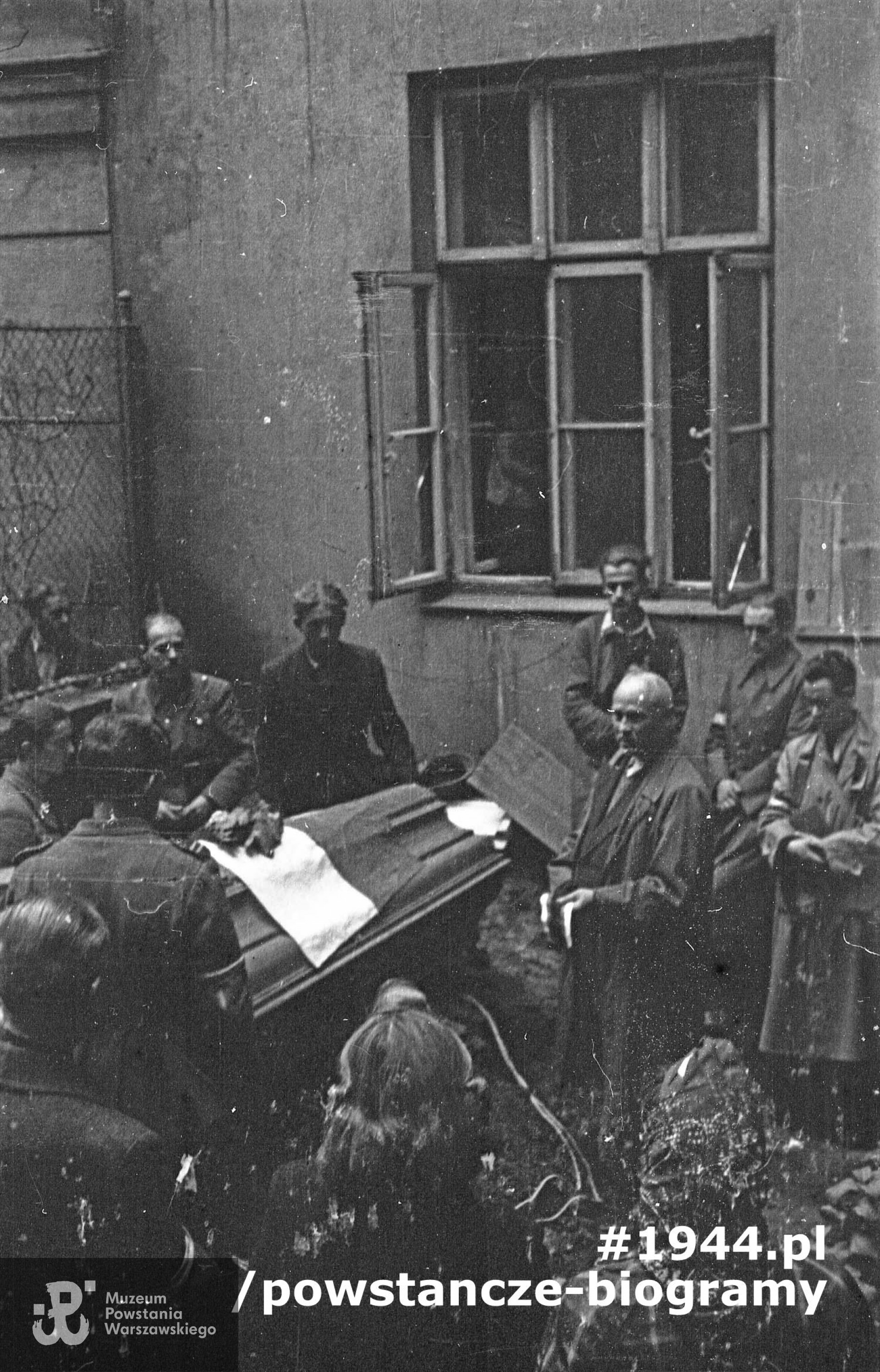 Fotografia z Powstania Warszawskiego, II połowa września 1944 r.  Pogrzeb kpr. pchor. Bohdana Sobocińskiego, syna płk Albina Sobocińskiego "Roland" z OW - KB na podwórzu kamienicy Szopena 16. Autorem zdjęcia jest Marian Grabski "Wyrwa". Fot. ze zbiorów Muzeum Powstania Warszawskiego