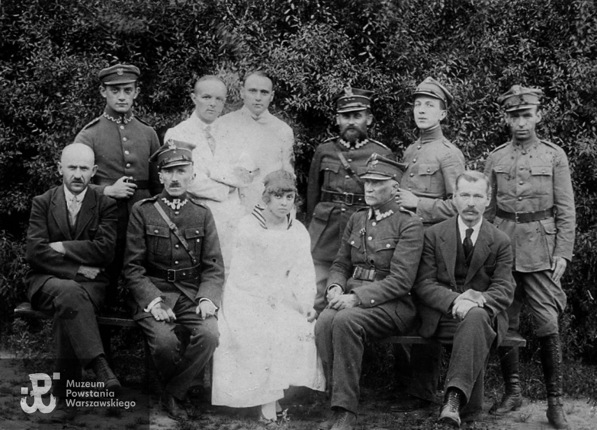 Wanda Głuchowska wśród zespołu Szpitala Wojskowego w Łodzi. Rok 1920. Fot. archiwum rodzinne.