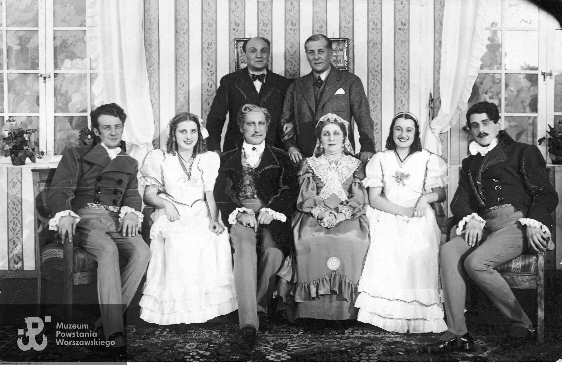 Przedstawienie "Śluby panieńskie Aleksandra Fredry w Teatrze Miejskim w Bydgoszczy  - Jerzy  Szyndler siedzi 1. z lewej. Ze zbiorów NAC, źródło <i>Koncern Ilustrowany Kurier Codzienny - Archiwum Ilustracji</i>