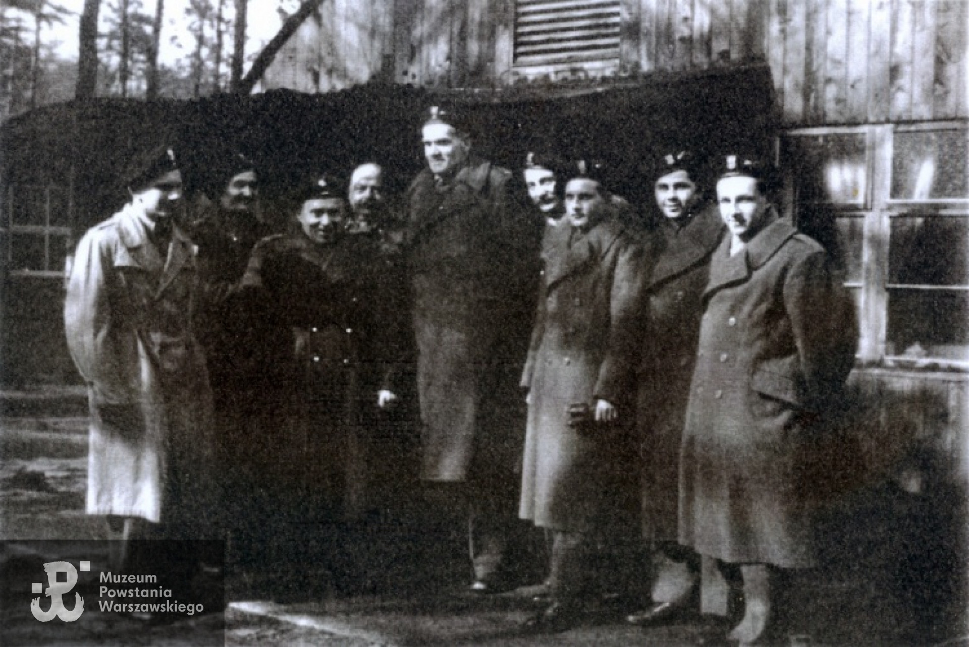 Ostatnie święto pułkowe przed demobilizacją, dwa pokolenia "siódmaków". Krzysztof Głuchowski stoi trzeci od prawej. Livermere Camp, 23 marca 1947 roku. Fot. z archiwum rodzinnego Krzysztofa Głuchowskiego.