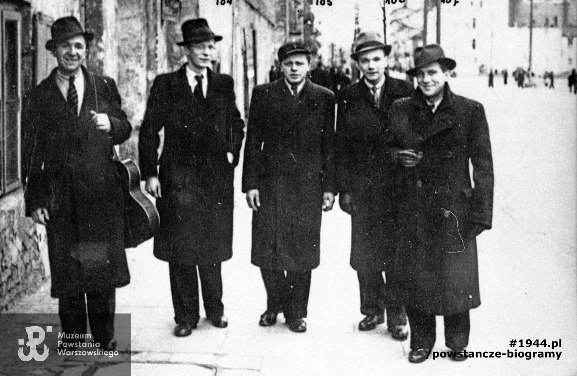 Fotografia z okresu okupacji. Warszawa, ulica Puławska, kwiecień 1943 r. Grupa żołnierzy Armii Krajowej  z 3. kompanii  4. Rejonu (późniejsza kompania O-2 ppor. "Withala" ). Od lewej: strz. Władysław Pankiewicz "Fred", strz. Janusz Eugeniusz Jędrzejczak "Malicz", kpr. pchor. Andrzej Olszewski "Andrzej", strz. Jerzy Wróblewski "Norwid" oraz ppor. Waldemar Olszewski "Waldemar" z grupy artyleryjskiej "Granat". Fot. ze zbiorów Muzeum Powstania Warszawskiego, sygn. MPW-IH/1108