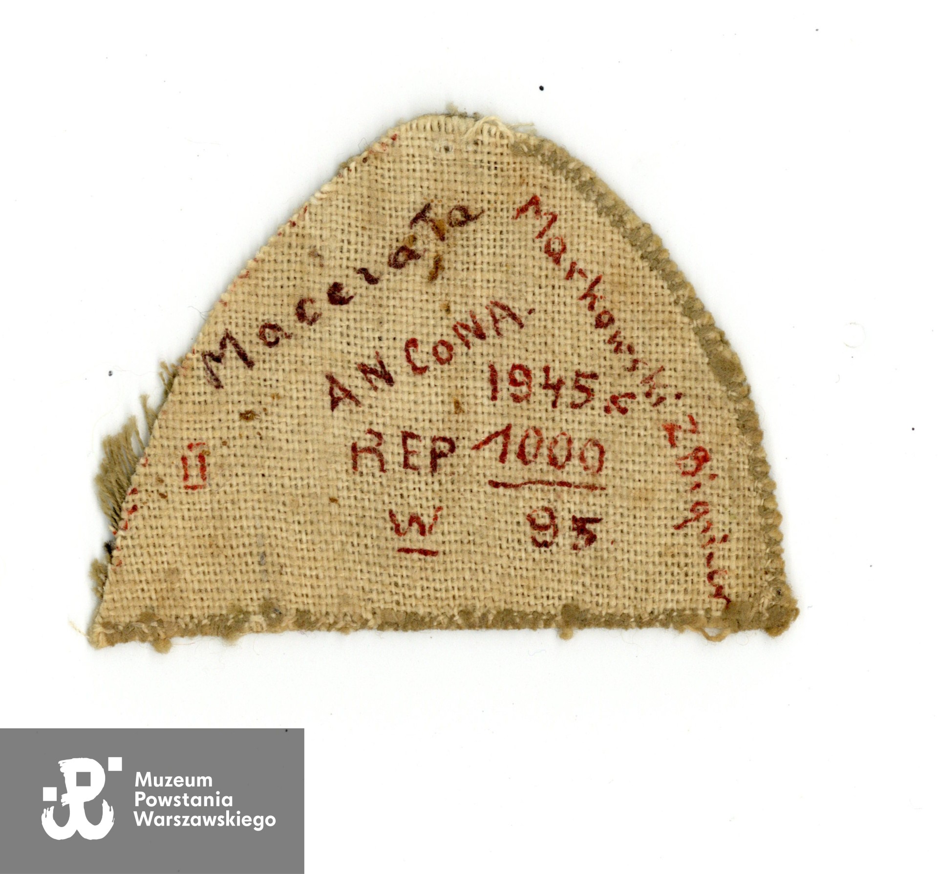 Należąca do Zbigniewa Feliksa Markowskiego ps. Grey naszywka 2. Warszawskiej Dywizji Pancernej Polskich Sił Zbrojnych na Zachodzie - spód z napisami „Ancona” oraz „Macerata".  Ze zbiorów rodzinnych p. Bartosza Markowskiego, wnuka Powstańca. 