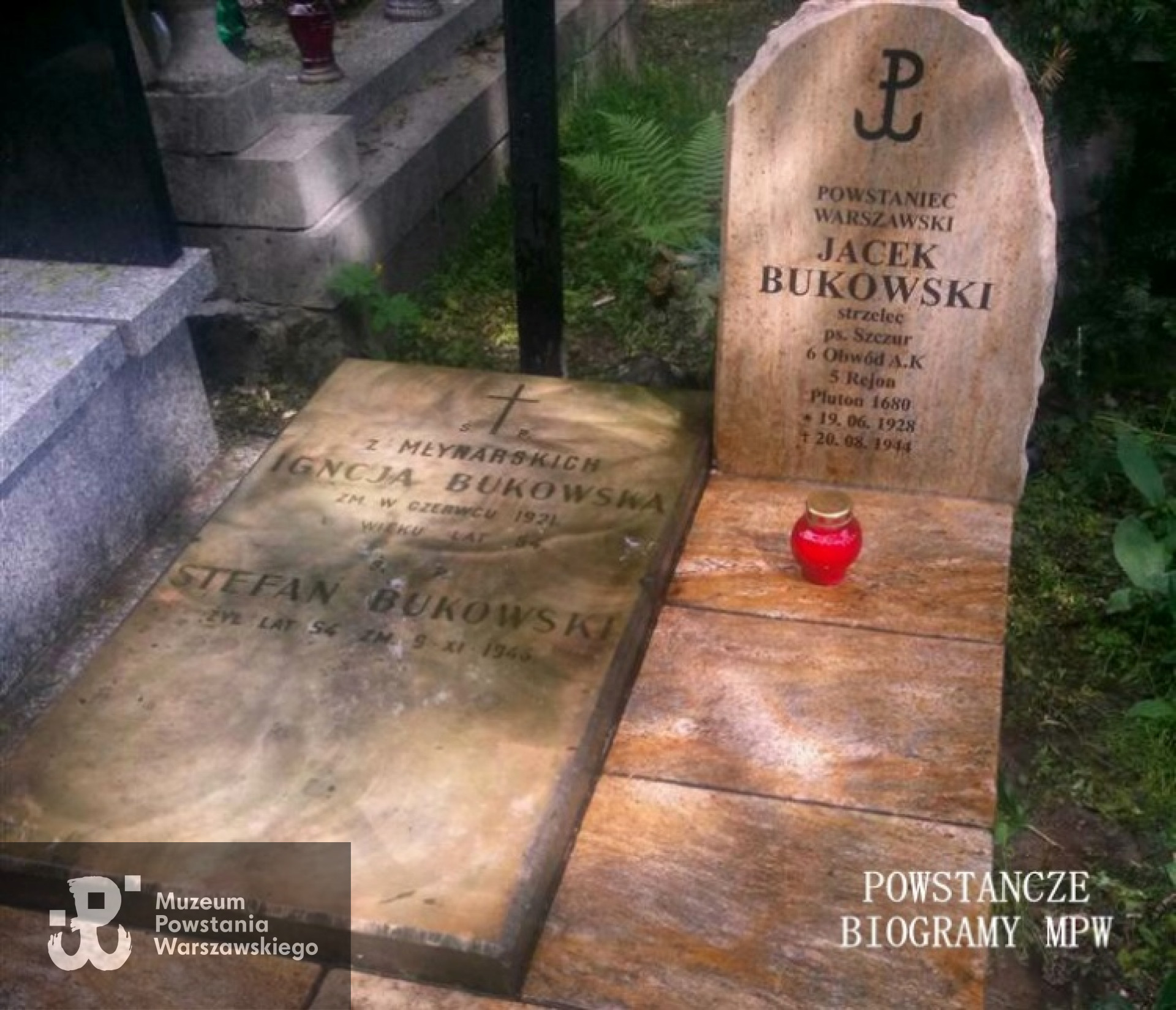Ufundowany przez rodzinę obelisk upamiętniający poległego Jacka  - grób rodziny Bukowskich Cmentarzu Powązkowskim w Warszawie, kw. IV, rząd  328, grób nr 20. Fot. p. Rafał Bukowski