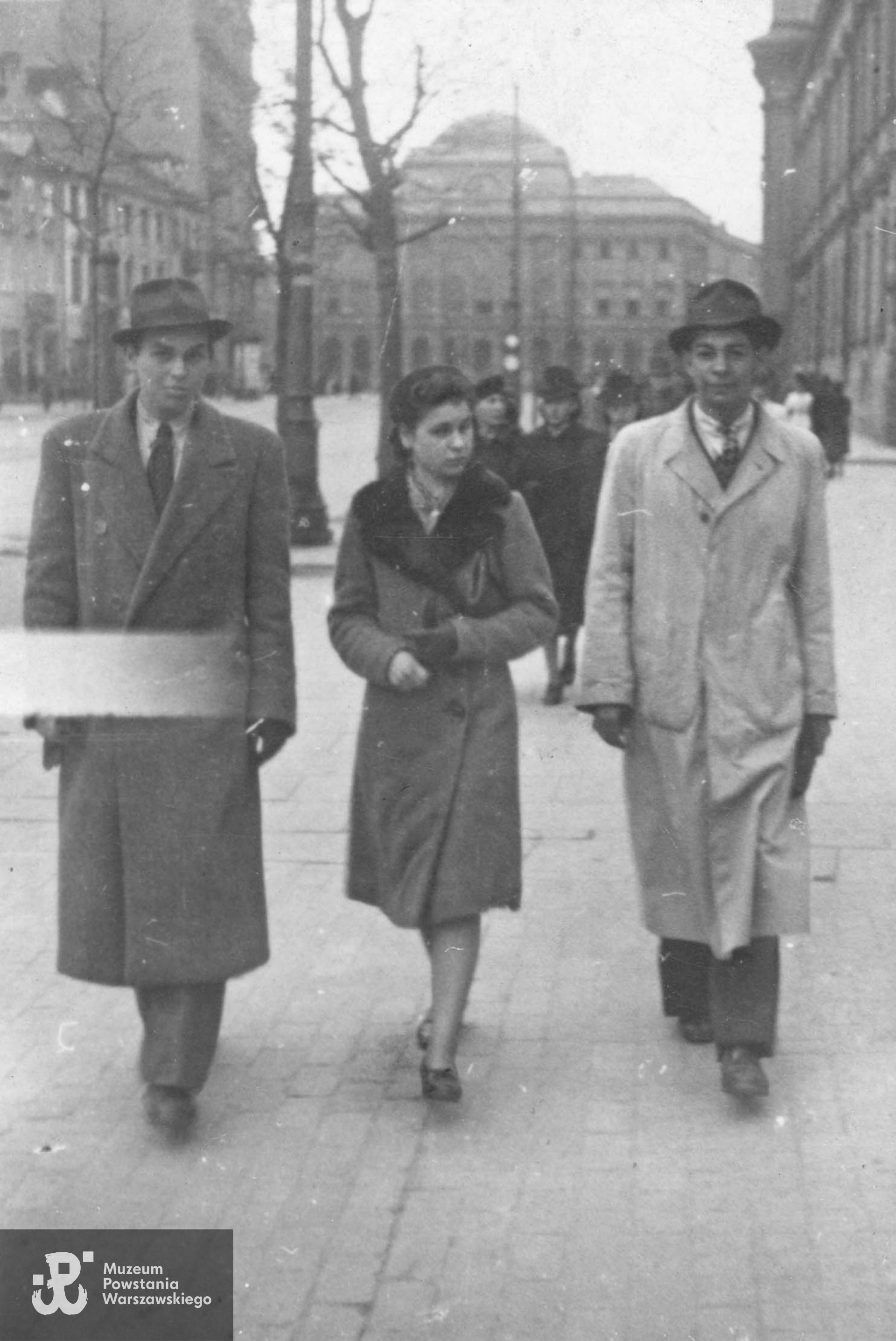 Fotografia z okresu okupacji niemieckiej przedstawiająca Zdzisława Kurowskiego ps. Zalewski i Krystynę Kurowską ps. Ela, na Krakowskim Przedmieściu w Warszawie. Ze zbiorów Muzeum Powstania Warszawskiego, sygn.  P/4269