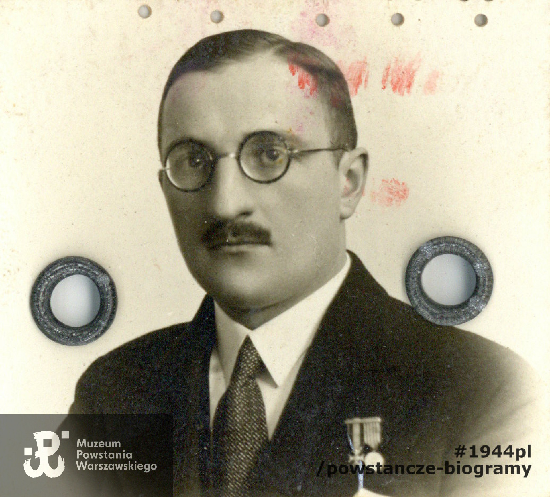 kpt. rez. lek. Tadeusz Bartoszek ps. „Cegielski”  (1896-1944). Fotografia legitymacyjna z dokumentów.  Ze zbiorów Muzeum Powstania Warszawskiego, sygn. P/4736