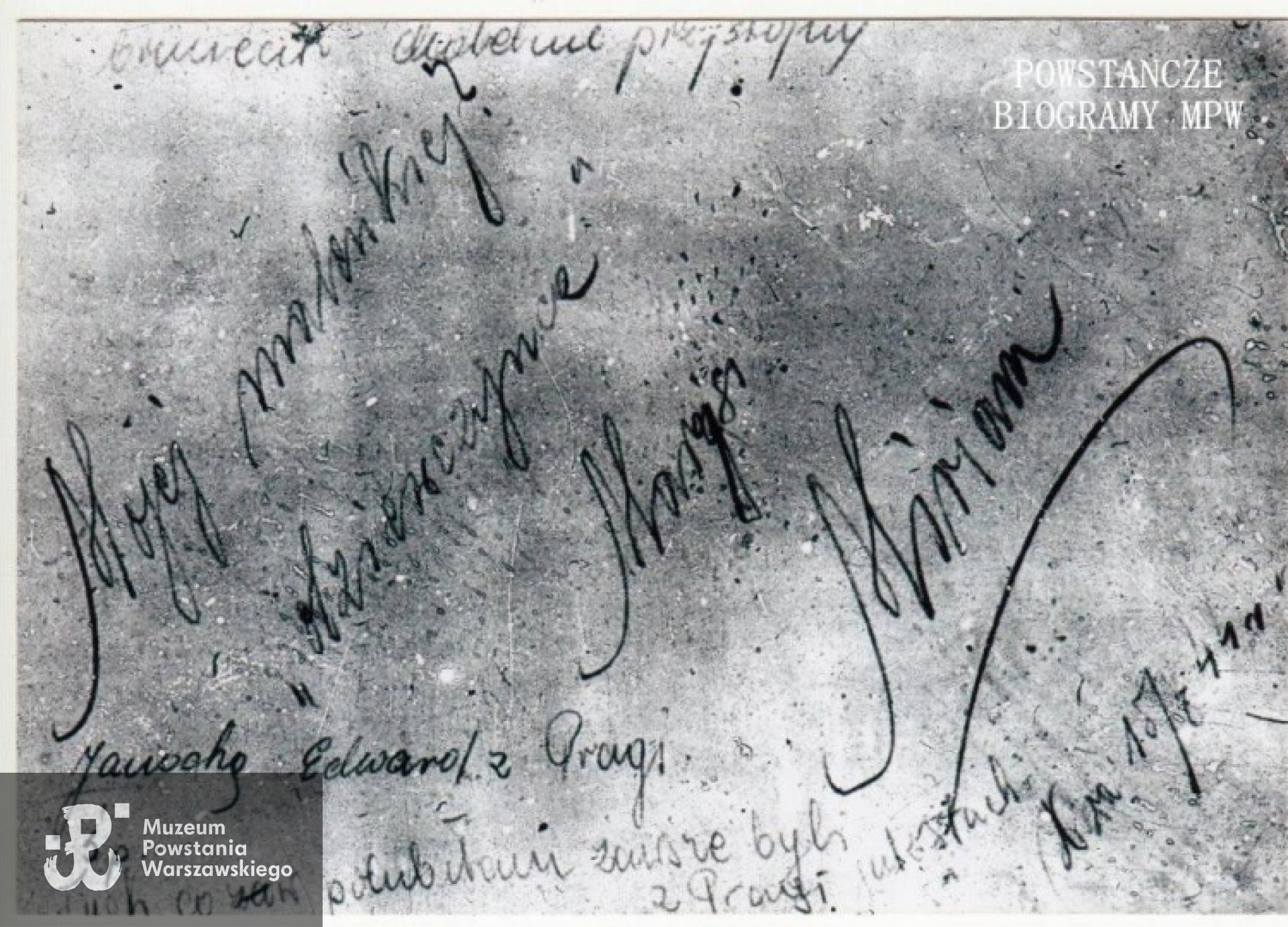 Wpis kpr. podchorążego Edwarda Janochy ps. "Miriam" do pamiętnika sanitariuszki patrolu sanitarnego batalionu "Kiliński" "wypożyczonego" Koszcie na początku sierpnia 1944.  Dedykacja <i> "Mojej maleńkiej dziewczynce Marysi - Miriam". </i><ul>   Fot. z archiwum rodzinnego Andrzeja Janochy, udostępnił Piotr Blak</ul>