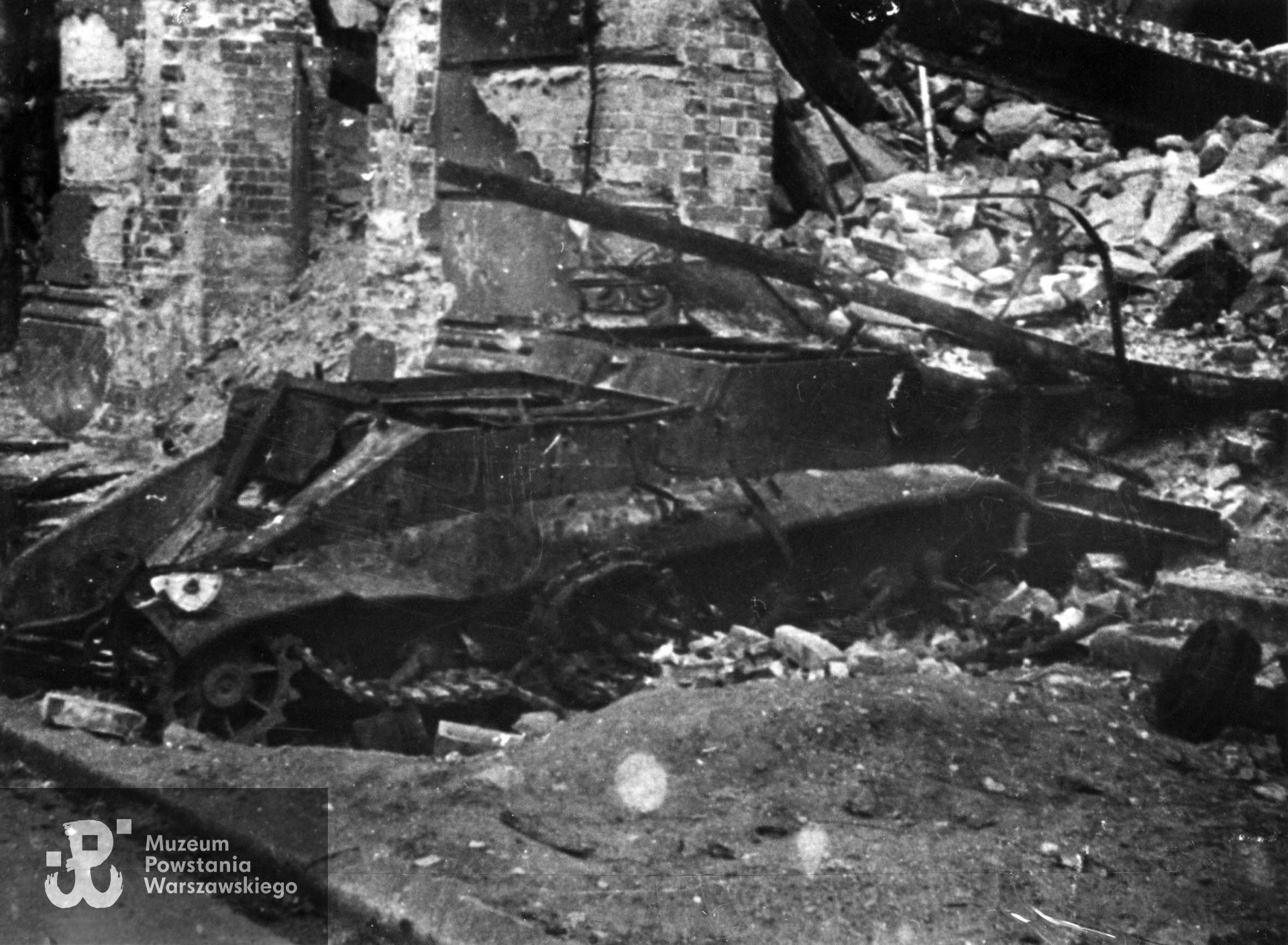 Fotografia autorstwa Zbigniewa Grochowskiego wykonana w 1945 roku.  Wrak "goliatha". Fot. ze zbiorów Muzeum Powstania Warszawskiego, sygn. MPW-IP/2720 (MPW-GI-4000/15/06)