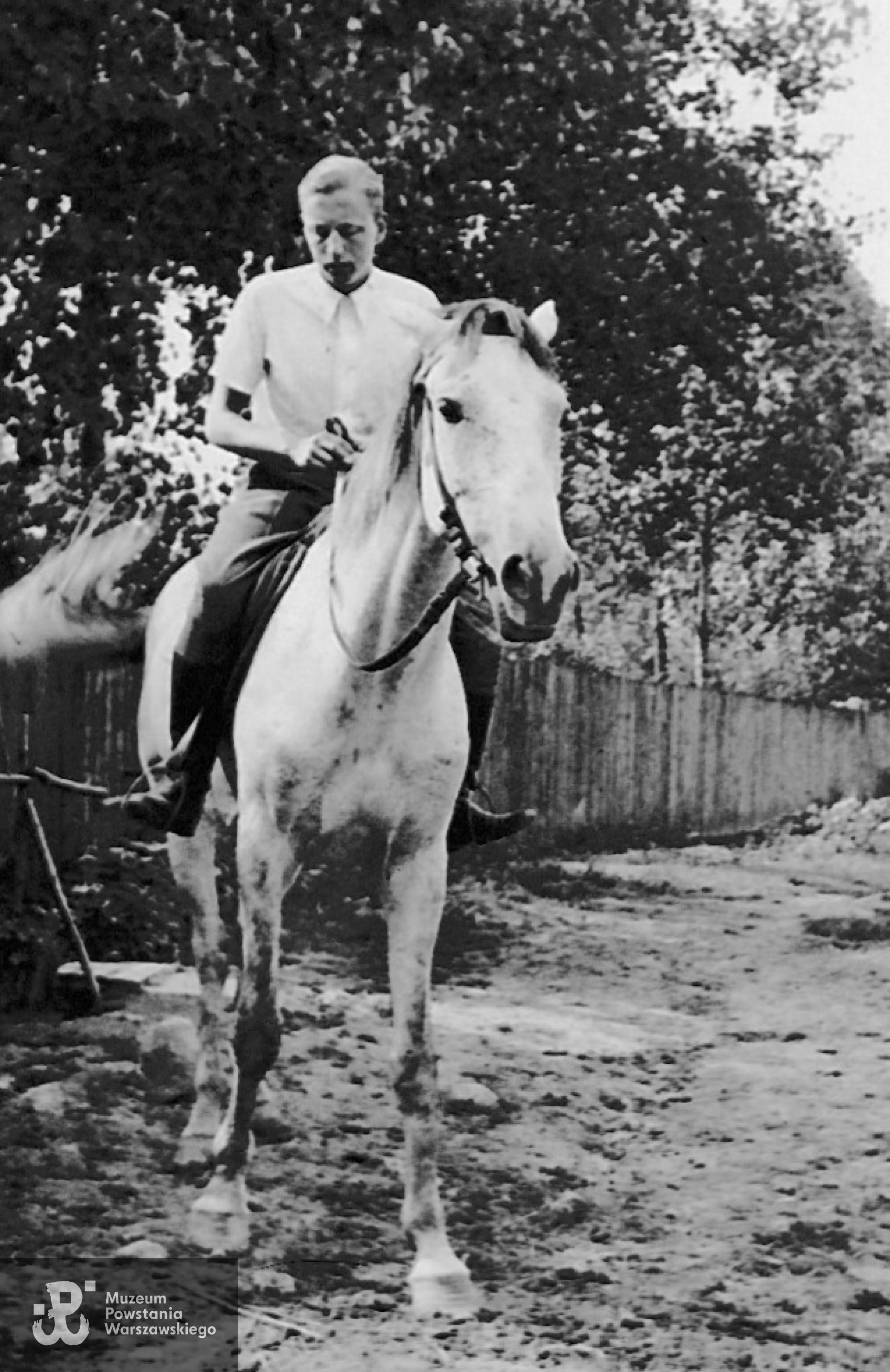 plut. pchor. Edward Gerard Kuminek na koniu, być może w okresie szkoły podchorążych. Fot. ze zbiorów rodzinnych  p. Małgorzaty Stanny z d. Kuminek