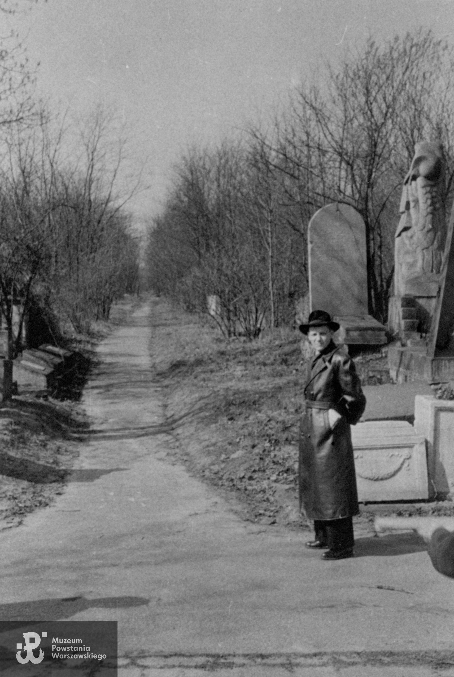 Spotkanie byłych żołnierzy batalionu Zośka na Cmentarzu Żydowskim w Warszawie przy ul. Okopowej, 1963 rok. Na zdjęciu Jerzy Zalewski ps. Strzała. Fot. ze zbiorów rodzinnych p. Ryszarda Zalewskiego. Skany wykonano w Muzeum Powstania Warszawskiego, 10/2025.