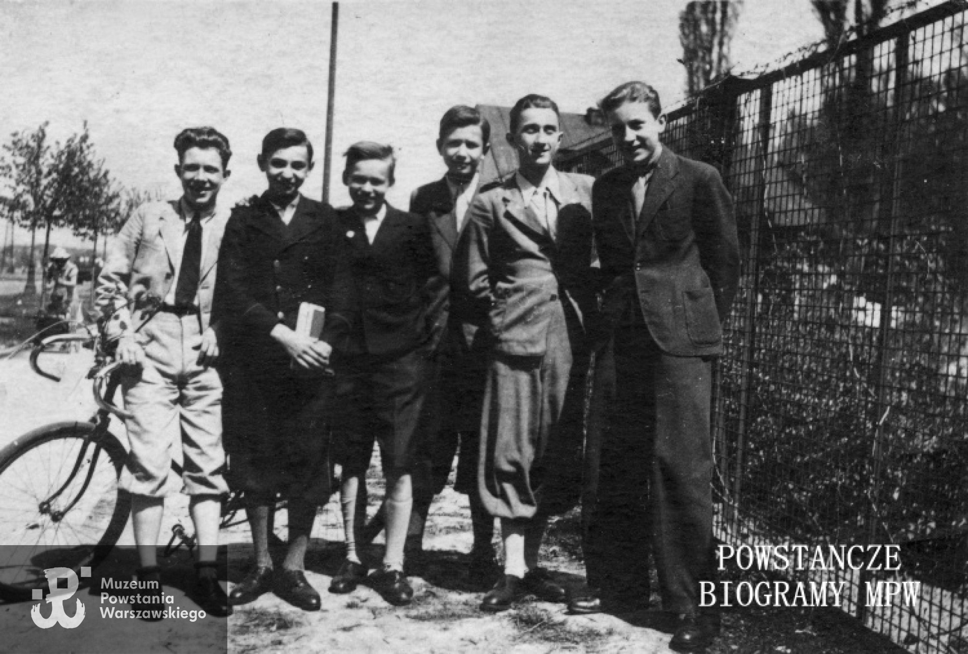 Fotografia z okresu okupacji. Ulica Rakowiecka u zbiegu z aleją Niepodległości. Od lewej: Zbigniew Kłosowski, Zadrożny, Stefan Bilski, Tadeusz Blejarski "Dąb", Leszek Kołodziejczyk "Jędrzej"/"Andrzej", Zdzisław Pawłowski "Maciek". MPW-IP/5252