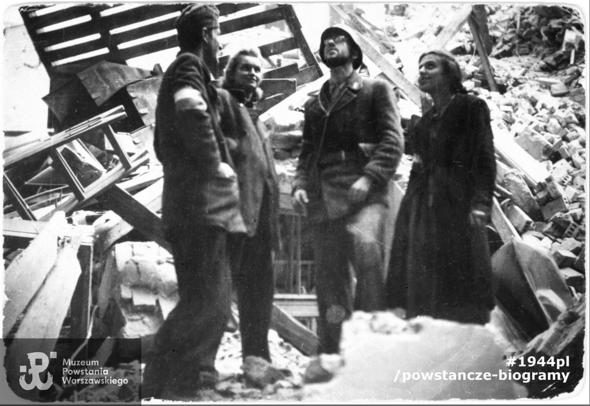 Pluton „Rygla”. Ruiny ul. Szkolnej, 17 września 1944 r. „Stoją od lewej:  Andrzej Strawiński „Chimera„, Danuta Szczepańska ”Danka Biała„ Zbigniew Kurbiel ”Krakus„ (lub  Wojciech Rostaliński, Wojciechowski”), ostatnia stoi Anna Jakubowska „Hanka". Autorem zdjęcia Irena Kummant-Skotnicka. Fot. ze zbiorów Muzeum Powstania Warszawskiego, sygn. P/9531. Na rewersie adnotacja o obserwowaniu przelotu amerykańskich samolotów. Ujęcie tożsame  MPW-IH/5573.
