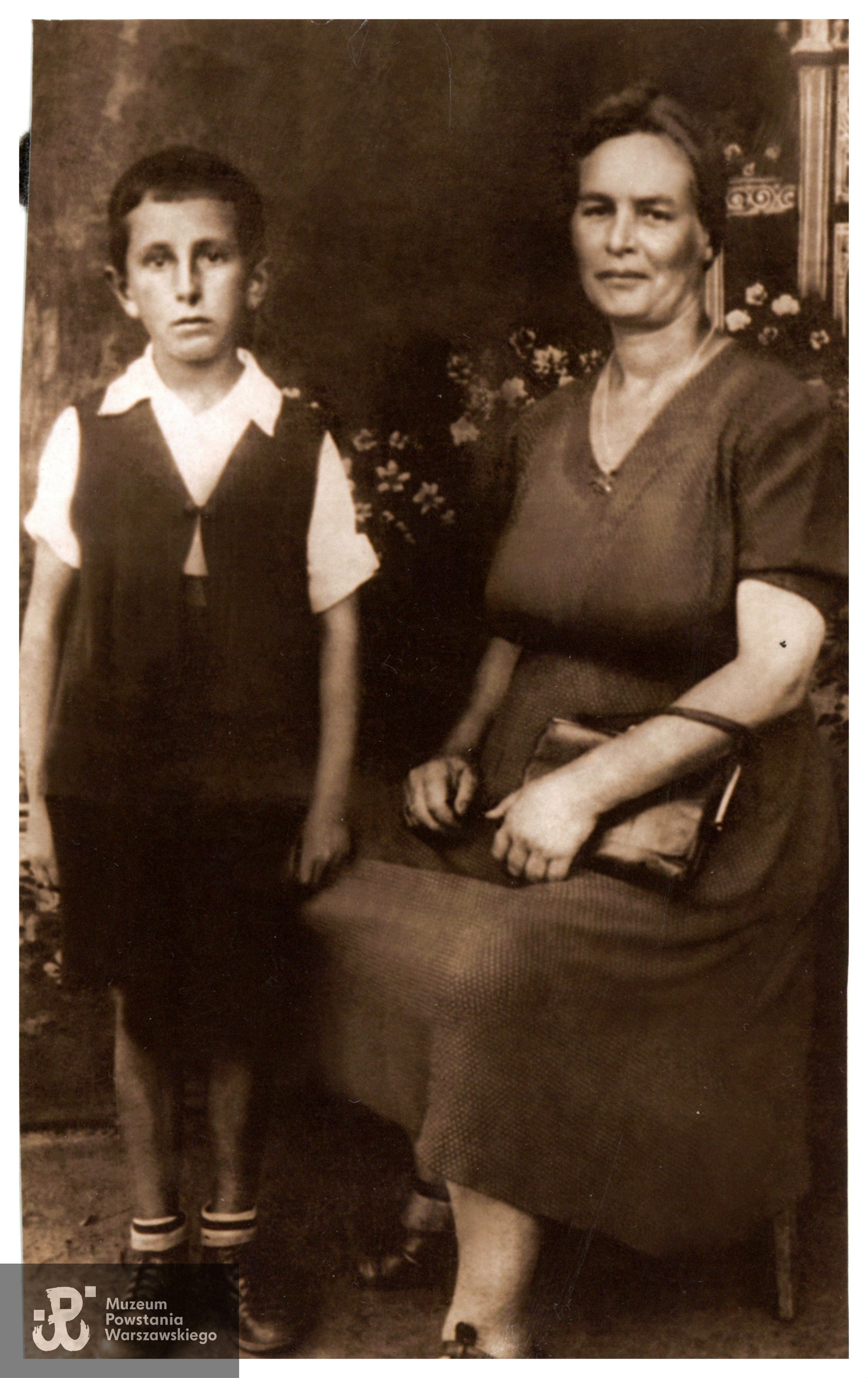 Fotografia ze zbiorów rodzinnych p. Jadwigi Mioduszewskiej przedstawiająca jej babcię, Annę Zawadę z bratankiem Jurkiem Glinką (synem Jana Glinki, rodzonego brata Anny Zawady). Skan wykonano w Muzeum Powstania Warszawskiego, 12/2024.