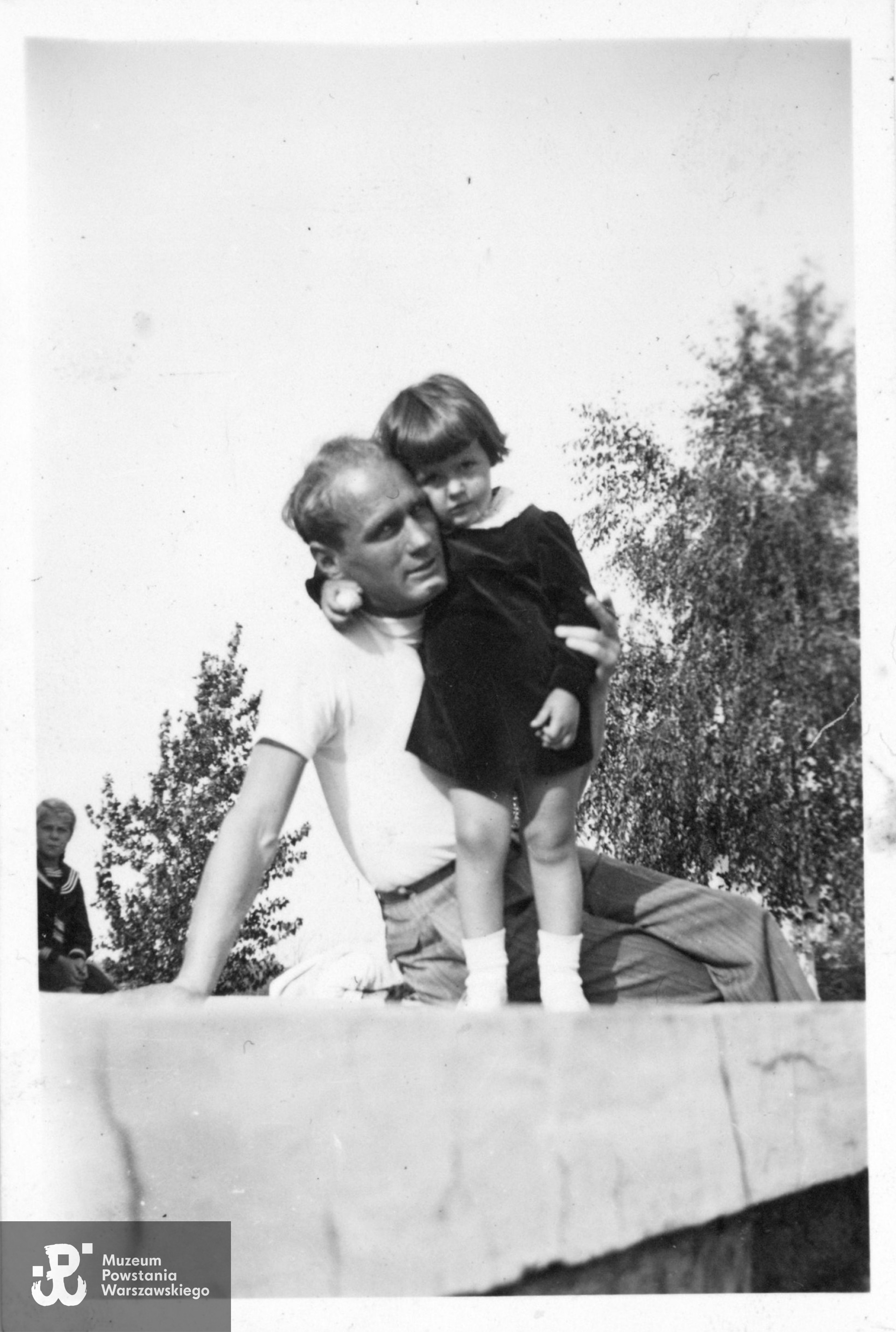 Fotografia z okresu okupacji niemieckiej wykonana na przełomie sierpnia i września 1940 roku w Złotokłosie, gmina Piaseczno, gdzie mieścił się rodzinnym dom letniskowy, należący do siostry i szwagra. Na zdjęciu por. Hieronim Wojciechowski z bratanicą Magdusią (właśc. Marią Magdaleną Wojciechowską, obecnie Janiczek). W czasie wojny Hieronim Wojciechowski zastępował dziewczynce ojca,  gdy jego starszy brat przebywał w tym czasie w łagrze na Syberii. Fot. ze zbiorów Muzeum Powstania Warszawskiego, dar p. Marii Magdaleny Janiczek, bratanicy Powstańca.