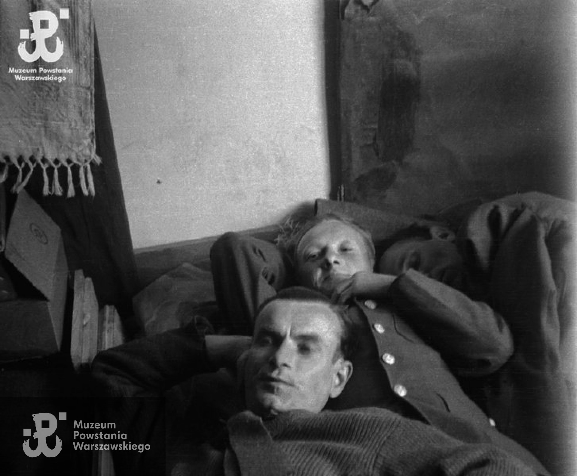 Fotografia z Oflagu X C w Lubece- maj 1945 r.  Trzech odpoczywających polskich oficerów. W środku ppor. Tadeusz Fijewski "Kostek". Fot. Wiesław Chrzanowski „Wiesław”, ze zbiorów Fototeki MPW, sygn. <a href=" http://www.1944.pl/galerie/fototeka/foto/5379/?szukaj=fijewski"> MPW-IN/3438</a>