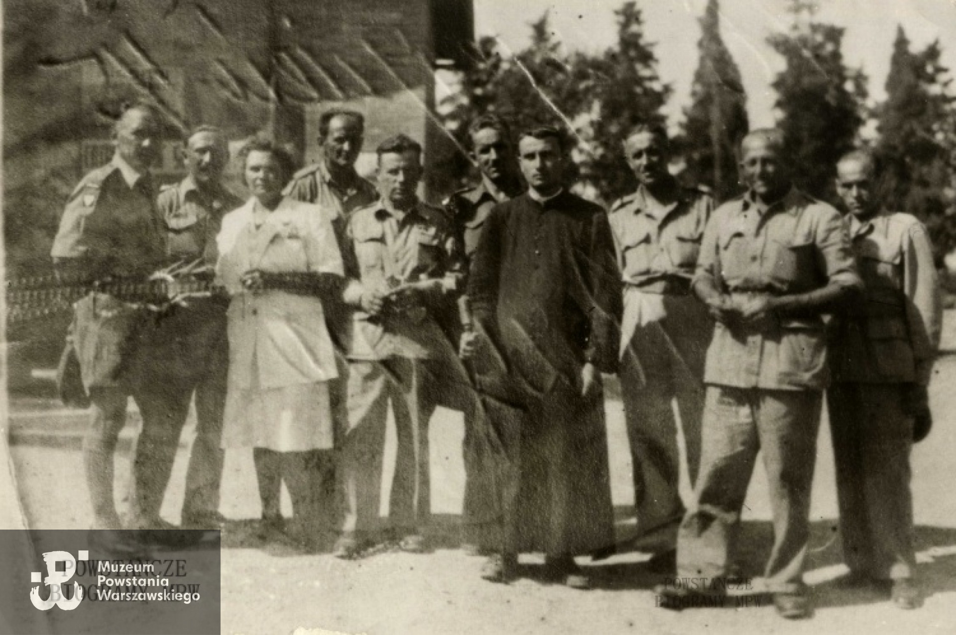 Stanisław Zwoliński (V od lewej), obok Zofia Zwolińska (IV od lewej) i koledzy z armii Andersa. Rzym, 1945 rok. Fot. z archiwum rodzinnego Tadeusza Piotrowskiego.