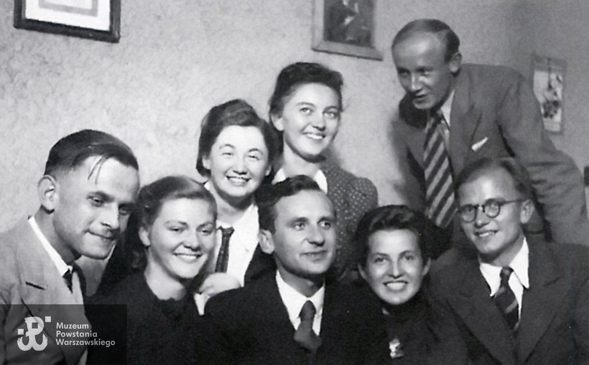 Spotkanie członków Akademickiego Koła Harcerskiego im. Heliodora Święcickiego. Edward Serwański widoczny stojący pierwszy z prawej strony. Koniec lat 30-tych XX w. Fot. ze zbiorów rodzinnych Pani Małgorzaty Wryk, córki Powstańca.