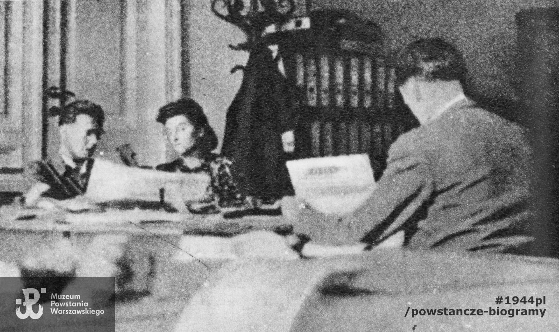Warszawa, sierpień 1944 roku. Pracownicy Departamentu Informacji Delegatury Rządu czytają powstańczy "Biuletyn Informacyjny". Od lewej: Stanisław Roskosz, Ewa Szumańska, Włodzimierz Wnuk. Źródło: „Byłem z Wami”,  PAX, wyd. III, uzupełnione, Warszawa, 1985