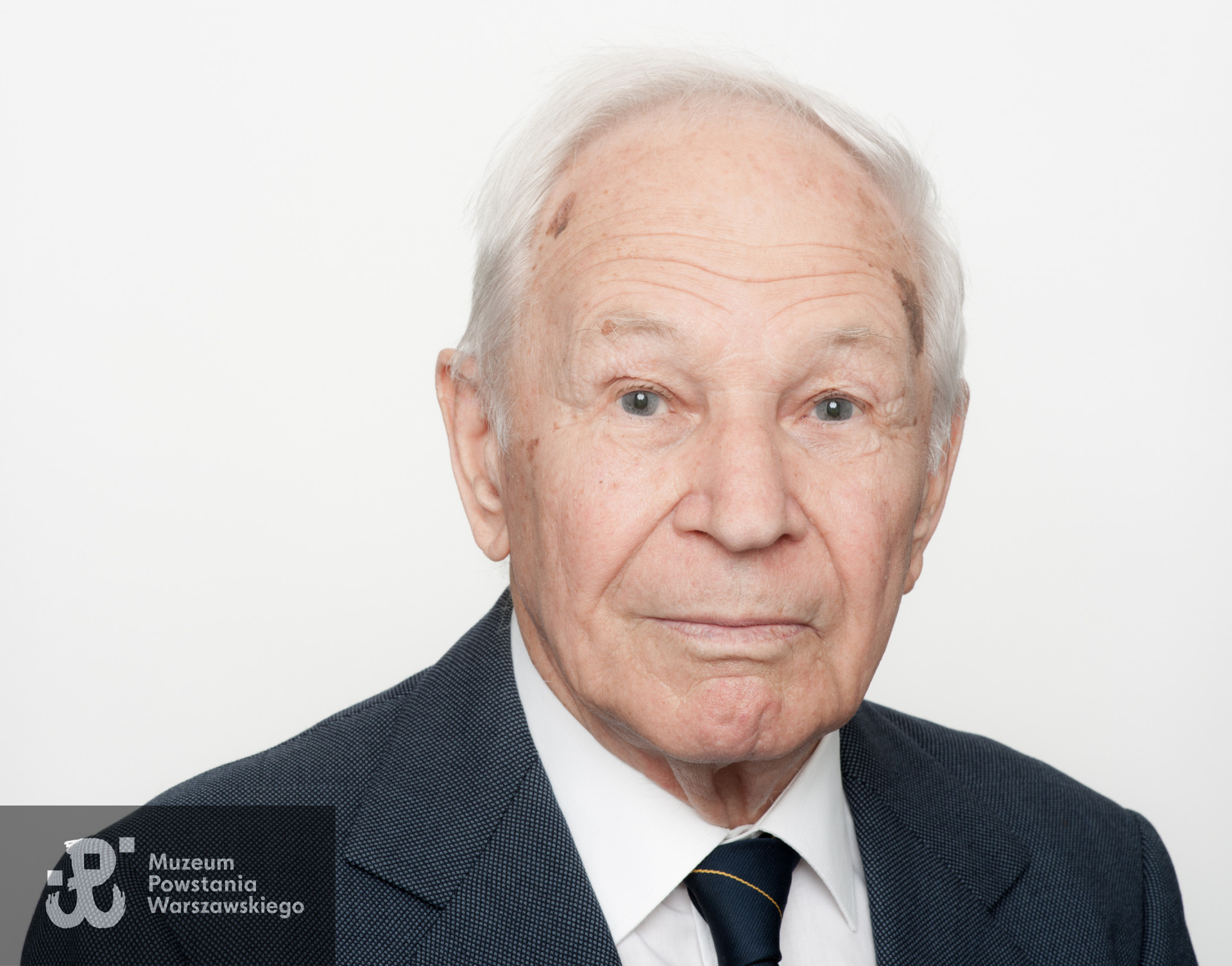 Andrzej Rose "Równicki" (1928-2023). Zdjęcie z serii portretów Powstańców Warszawskich wykonanych w ramach projektu "1944/70/2014" realizowanego przez grupę WWPHOTO dla uczczenia 70. rocznicy wybuchu Powstania Warszawskiego. Muzeum Powstania Warszawskiego, 22.07-04.08 2013.