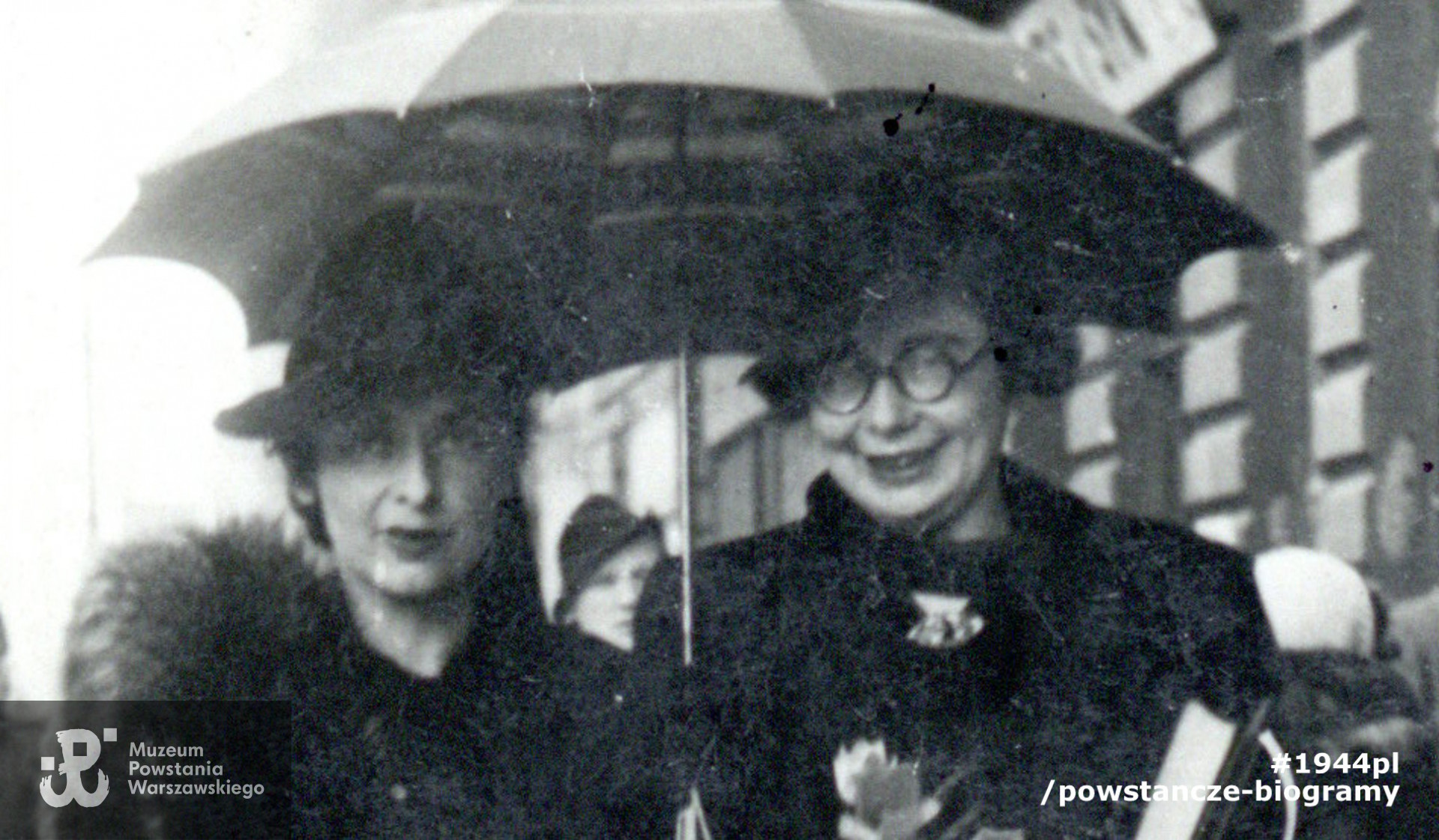 Zofia Czarnowska (z prawej) ps. "Zula" - lat 39. Zginęła na Starówce na ul. Świętojańskiej dn. 11 sierpnia 1944r." Na rewersie widoczny opis ołówkiem "Ciocia Zosia". Fot. ze zbiorów Muzeum Powstania Warszawskiego, sygn. P/7647, dar p. Ileany Poryckiej (tutaj powiekszony fragment fotografii).