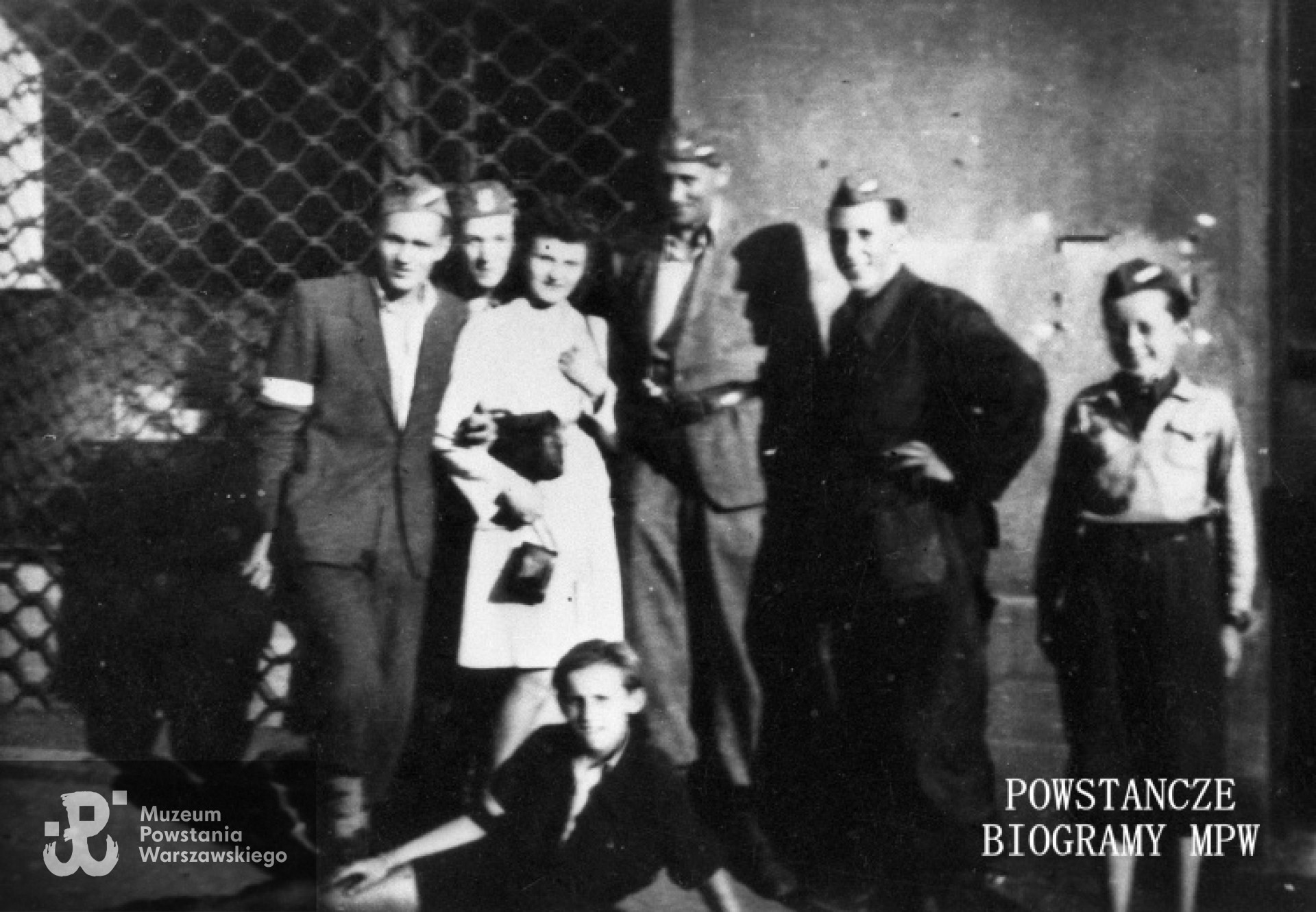 Fotografia z Powstania Warszawskiego. Powiśle, ul. Tamka. Powstańcy z 3 kompanii III Zgrupowania "Konrad" Grupy Bojowej "Krybar". Od lewej: strz. Bolesław Oździński "Wiesław" (poległ 6 września), NN, Izabela Czerwińska "Ika", st. sierż. Karol Szyrle "Karol", strz. Mieczysław Rechnio "Mieczysław", NN.  Fot. ze zbiorów Muzeum Powstania Warszawskiego, sygn. MPW-IH/2975