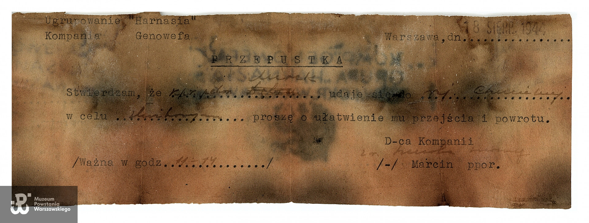 Przepustka z dnia 18 sierpnia 1944 roku wystawiona dla kpr. pchor. Mirosława Wojciecha Komarnickiego  zezwalająca na poruszanie się w rejonie ul. Chmielnej, Dokument znaleziony przy poległym podczas powojennej ekshumacji.  Ze zbiorów Muzeum Powstania Warszawskiego, sygn. MPW-A-10926 (P/8471/16)