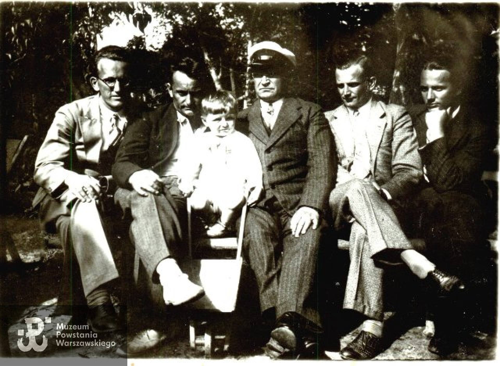 Bracia Kozielscy z ojcem. Janusz siedzi pierwszy z lewej . Fot. archiwum rodzinne.