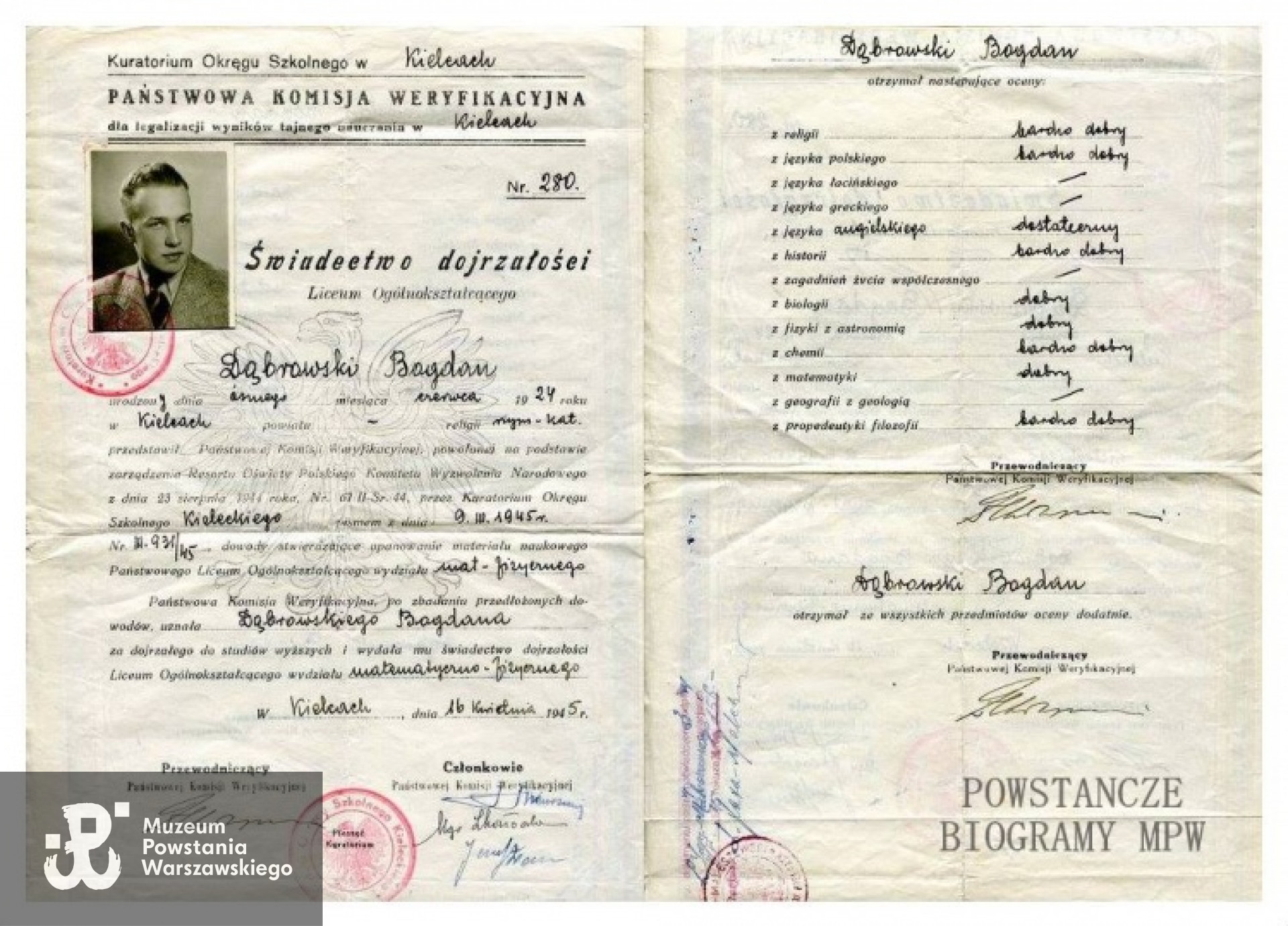 Oficjalne świadectwo dojrzałości wystawione w 1945 roku - trzy lata po maturze zdanej na tajnych kompletach. Fot. z archiwum rodzinnego udostępnione przez p. Annę i Andrzeja Dąbrowskich.
