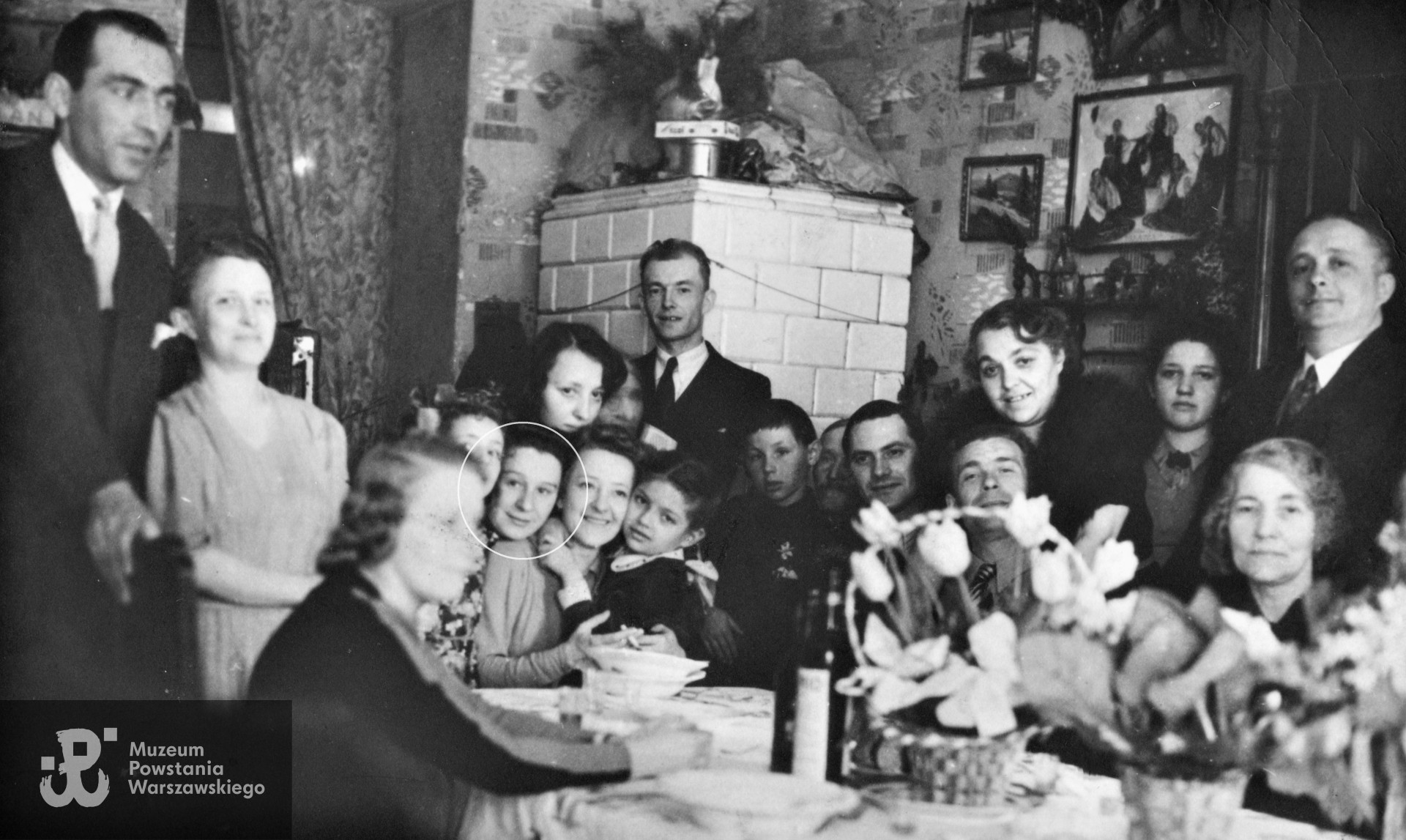 Poprzednie ujęcie - siedząca przy stole Maria Zapart zaznaczona kółkiem. Fot. z archiwum rodzinnego p. Marii Elżbiety Dembek z d. Zapart, udostępnił syn, p. Roman Dembek