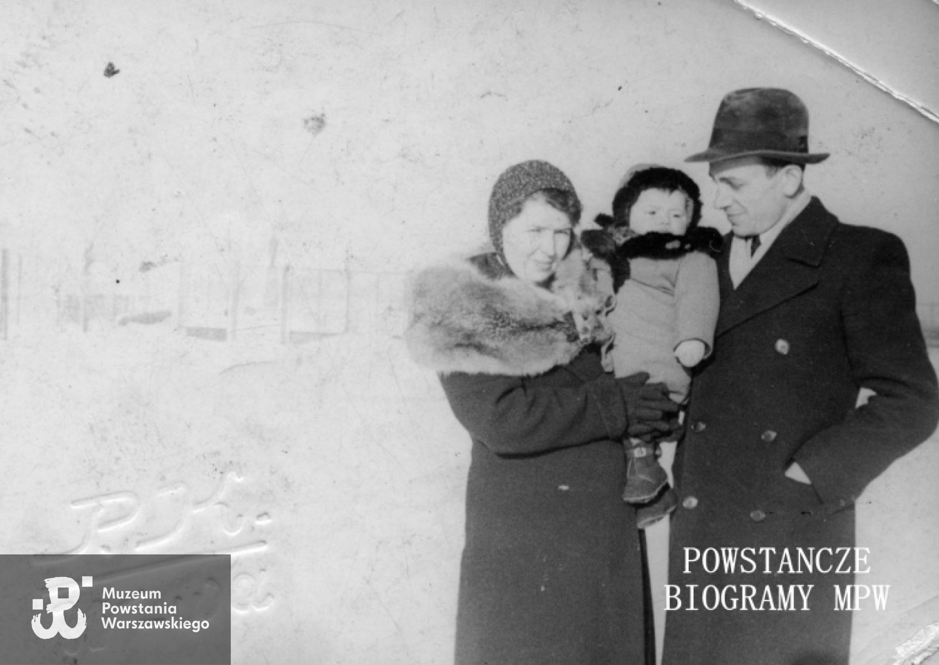 Piotr z żoną i dzieckiem. Fot. z archiwum rodzinnego Bożeny Jóźwiak / MPW P/8332