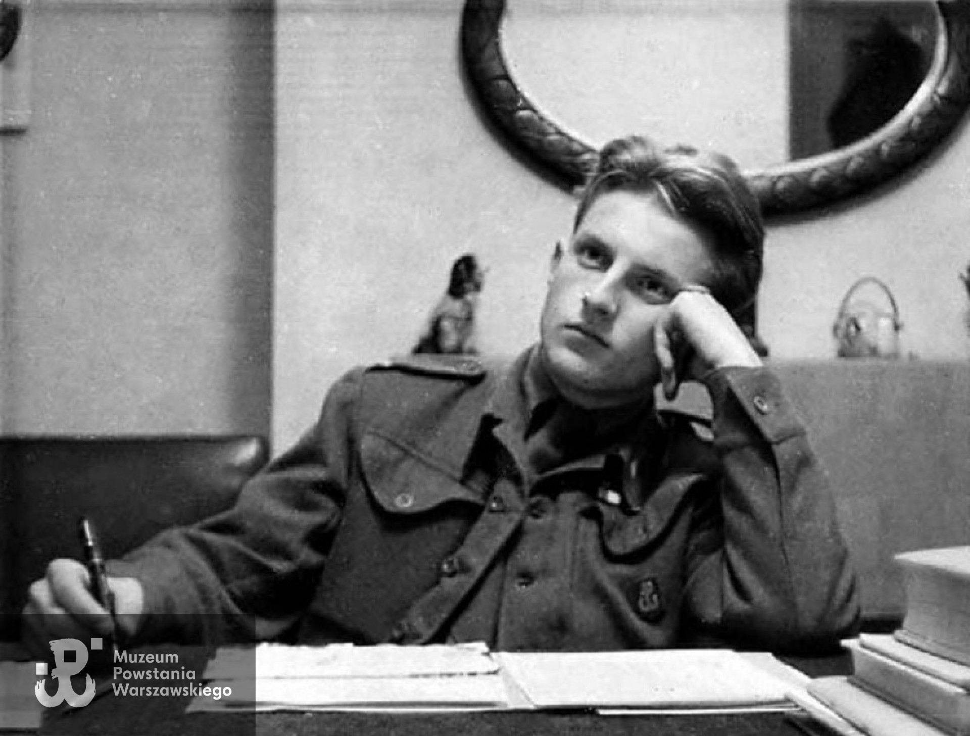 Początki studiów w West Essex Technical College w Londynie, w dzielnicy Walthamstaw - Krzysztof Głuchowski jeszcze w mundurze. Wrzesień 1947 roku. Fot. z archiwum rodzinnego Krzysztofa Głuchowskiego.