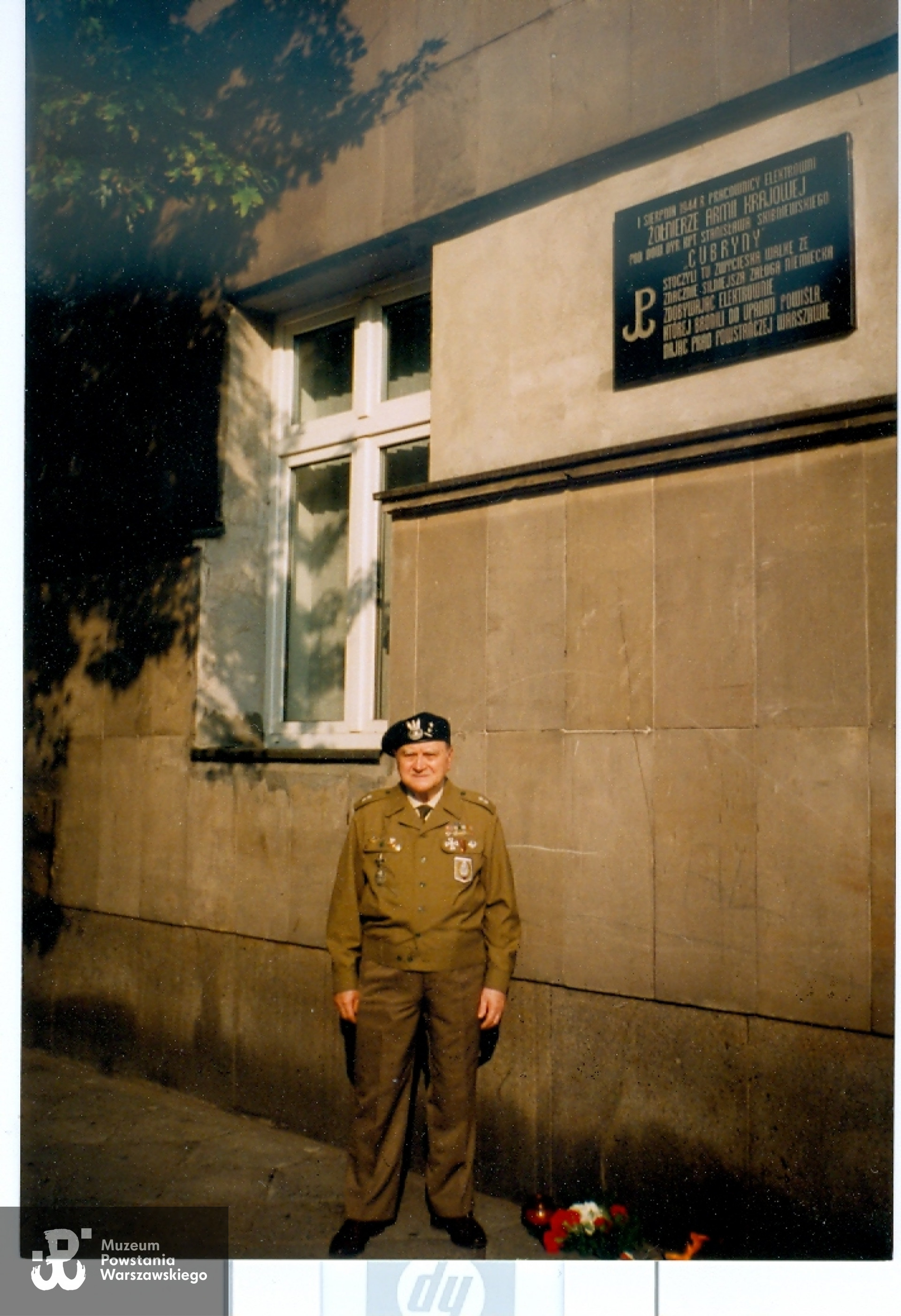 Jan Pawłowski pod tablicą upamiętniającą obronę Elektrowni