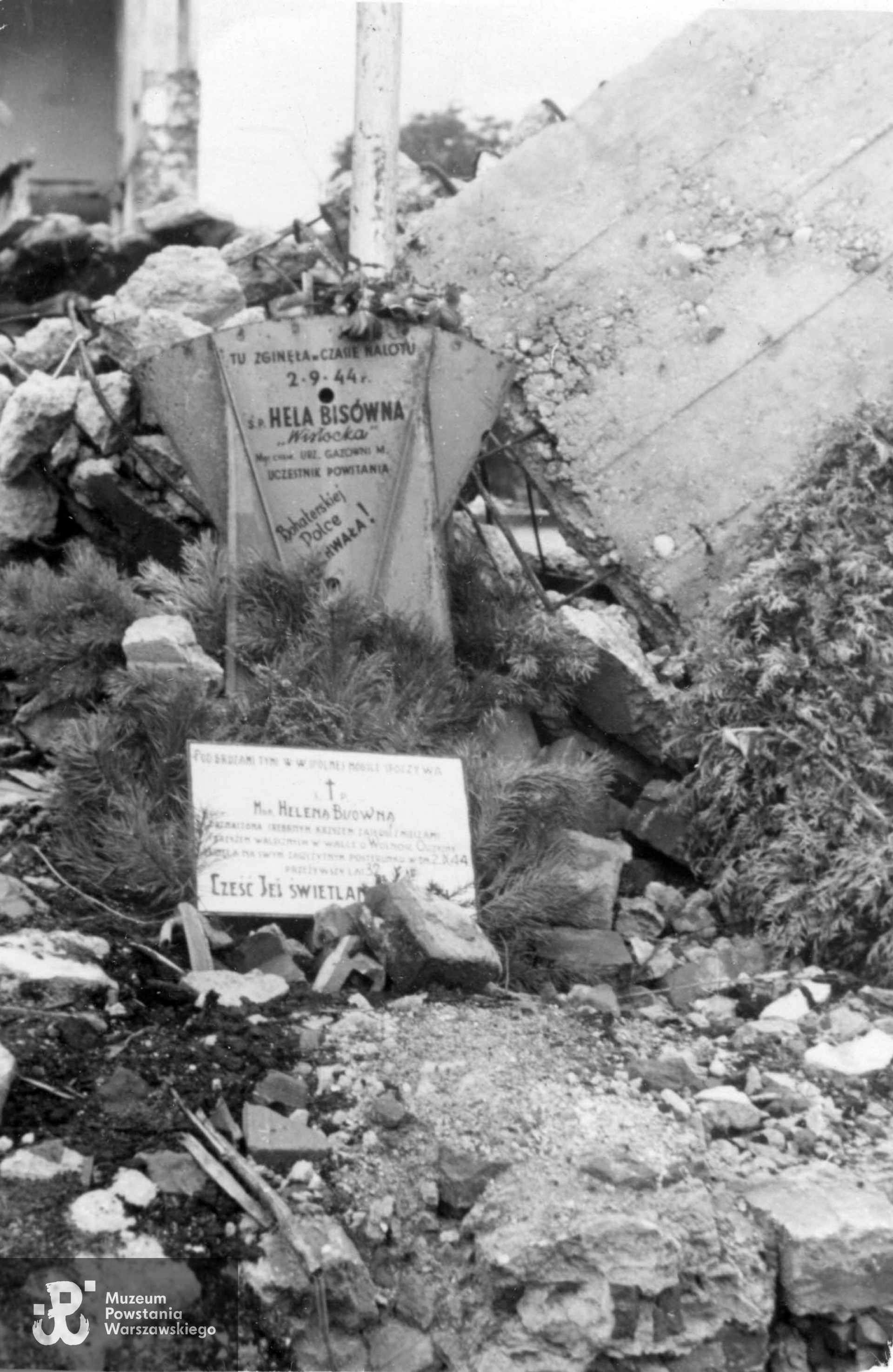 Fotografia autorstwa Zbigniewa Grochowskiego. Miejsce pochówku łączniczki Heleny Marii Bis "Wisłockiej", która poległa 2 września 1944. Fot. ze zbiorów Muzeum Powstania Warszawskiego, sygn. MPW-IP/2724 (MPW-GI-4000/15/06)