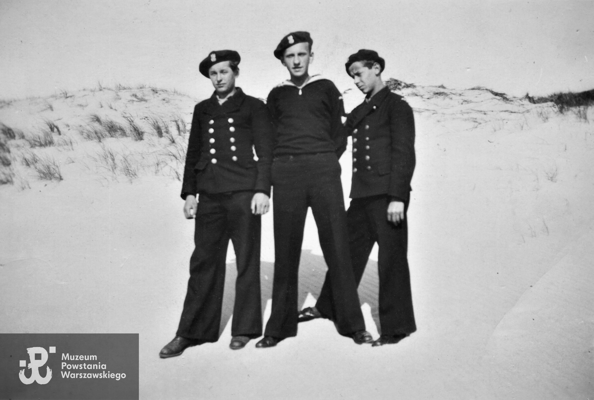 Zdjęcia grupowe wykonane na wyspie Sylt w 1945 roku. Jan Lucjan Kubiak "Żbik" w środku.  Fot. ze zbiorów rodzinnych p. Tadeusza Kubiaka 