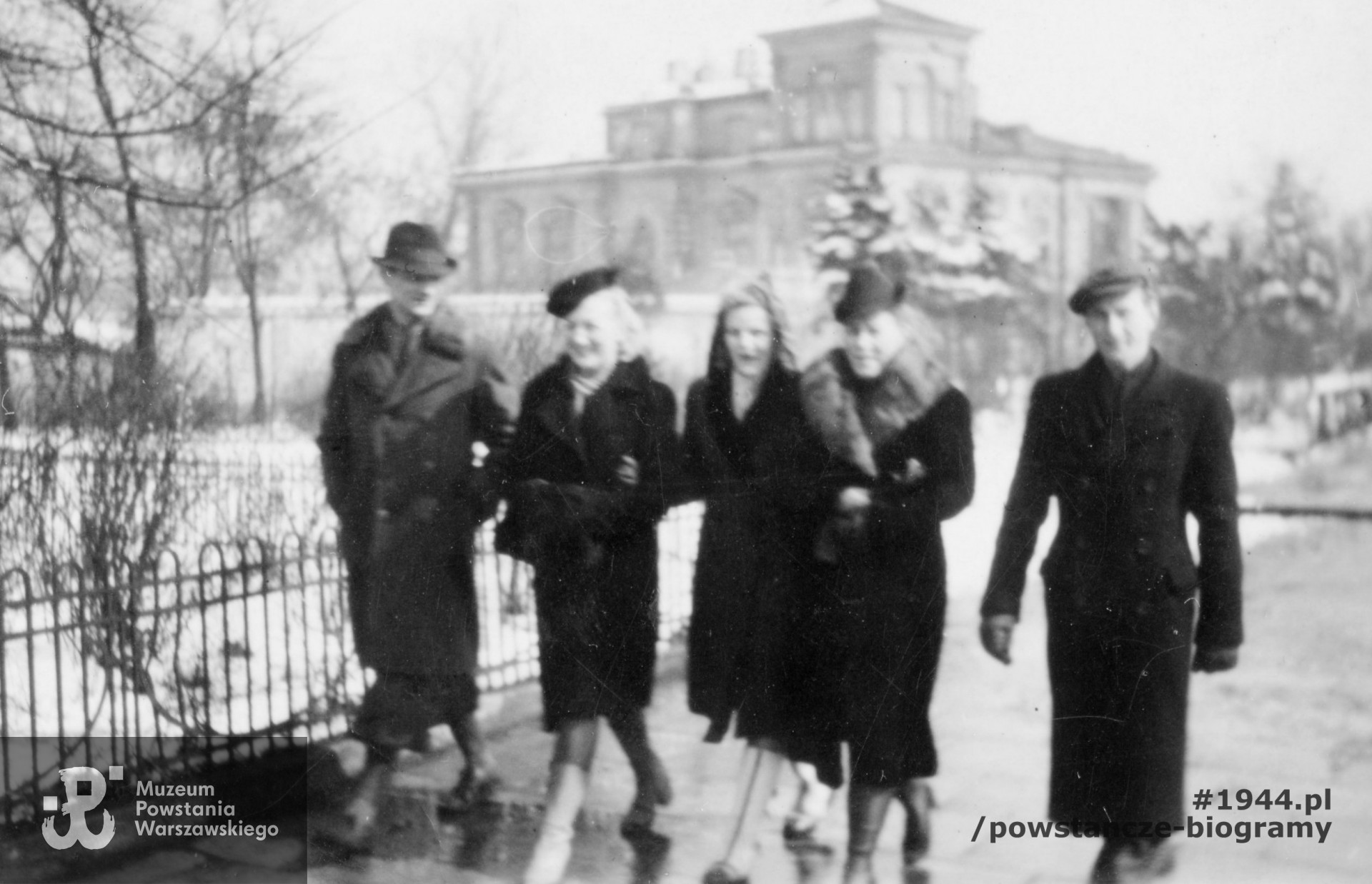 Fotografia wykonana na Solcu, 30 marca 1944 r. podczas powrotu ze ślubu Ireny Niewiadomskiej, siostry Henryki. Henryka widoczna w środku, trzecia z prawej strony. Fot. archiwum rodzinne, obecnie w zbiorach Muzeum Powstania Warszawskiego, dar p. Adama Białka