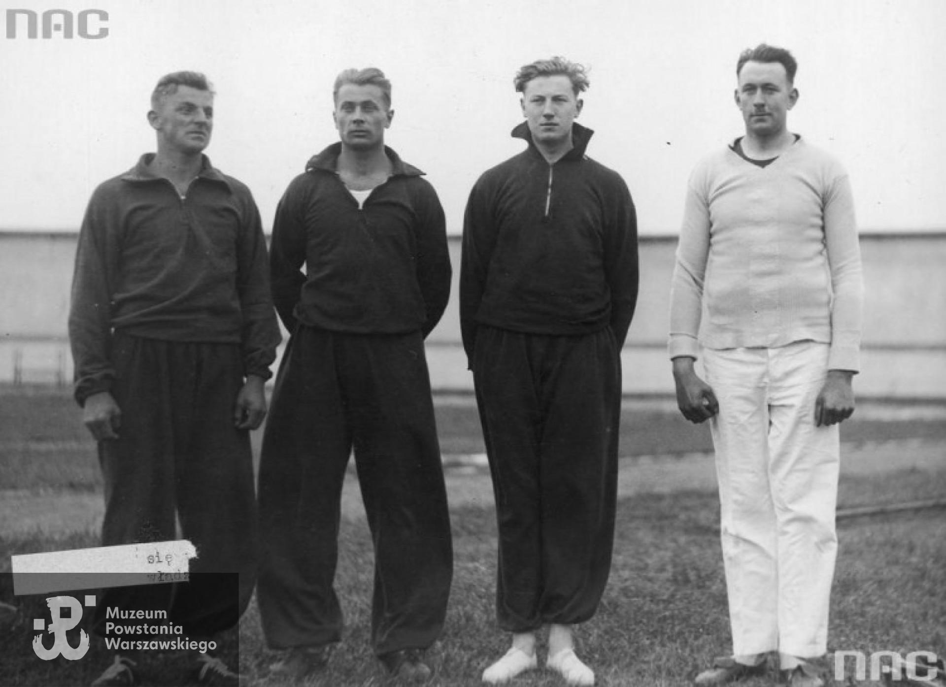 Czerwiec 1933 roku. Mecz lekkoatletyczny Polska - Belgia na Stadionie Wojska Polskiego im. Marszałka Józefa Piłsudskiego w Warszawie. Dyskobole. Stoją od lewej: Kozłowski, Zygmunt Siedlecki, Vos, Pellegrims. Fot. ze zbiorów NAC