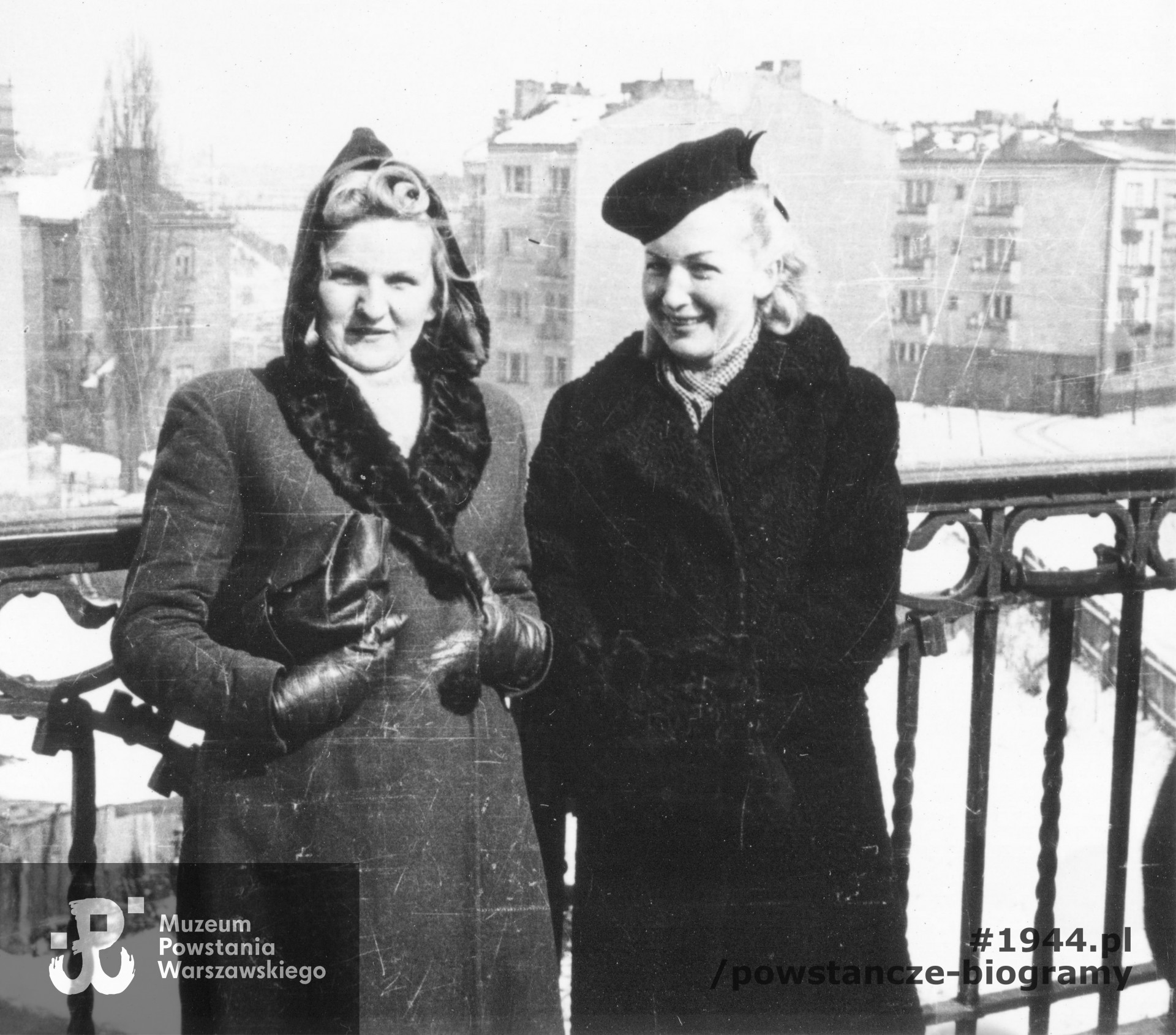 Henryka Niewiadomska ( na zdjęciu po lewej). Fotografia wykonana na Moście Poniatowskiego, 30 marca 1944 r. podczas powrotu z uroczystości ślubnej Ireny Niewiadomskiej - Białek, siostry Henryki. Fot. archiwum rodzinne, obecnie w zbiorach Muzeum Powstania Warszawskiego, dar p. Adama Białka