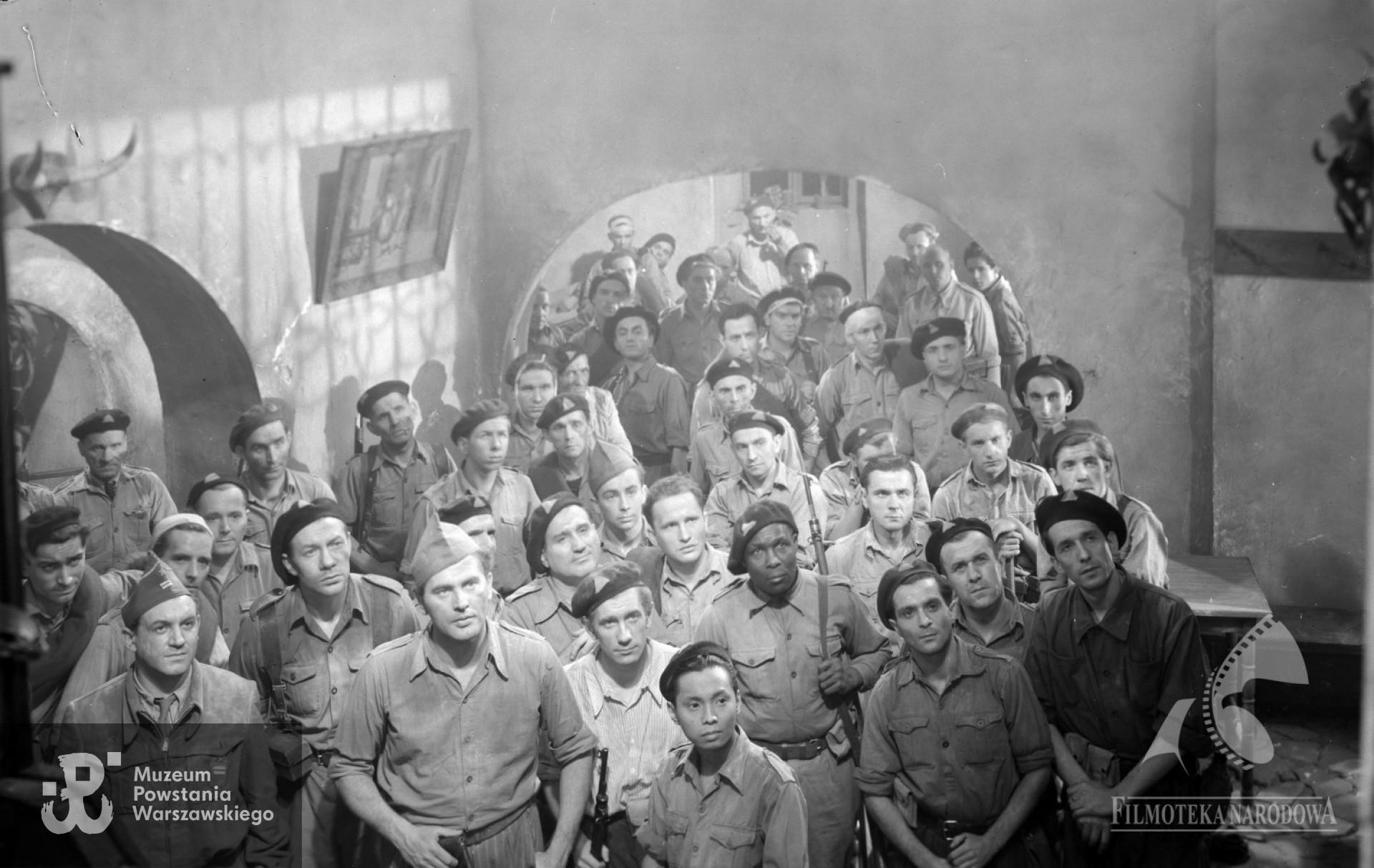 „Żołnierz Zwycięstwa" w reż. Wandy Jakubowskiej (1953). Fotografia ze zbiorów Filmoteki Narodowej - Instytut  Audiowizualny - Studio Filmowe ”Kadr", autor Kazimierz  Wawrzyniak  <strong><i> fototeka.fn.org.pl</i></strong>. Identyfikacja  - p. Piotr Śmiałowski, FINA