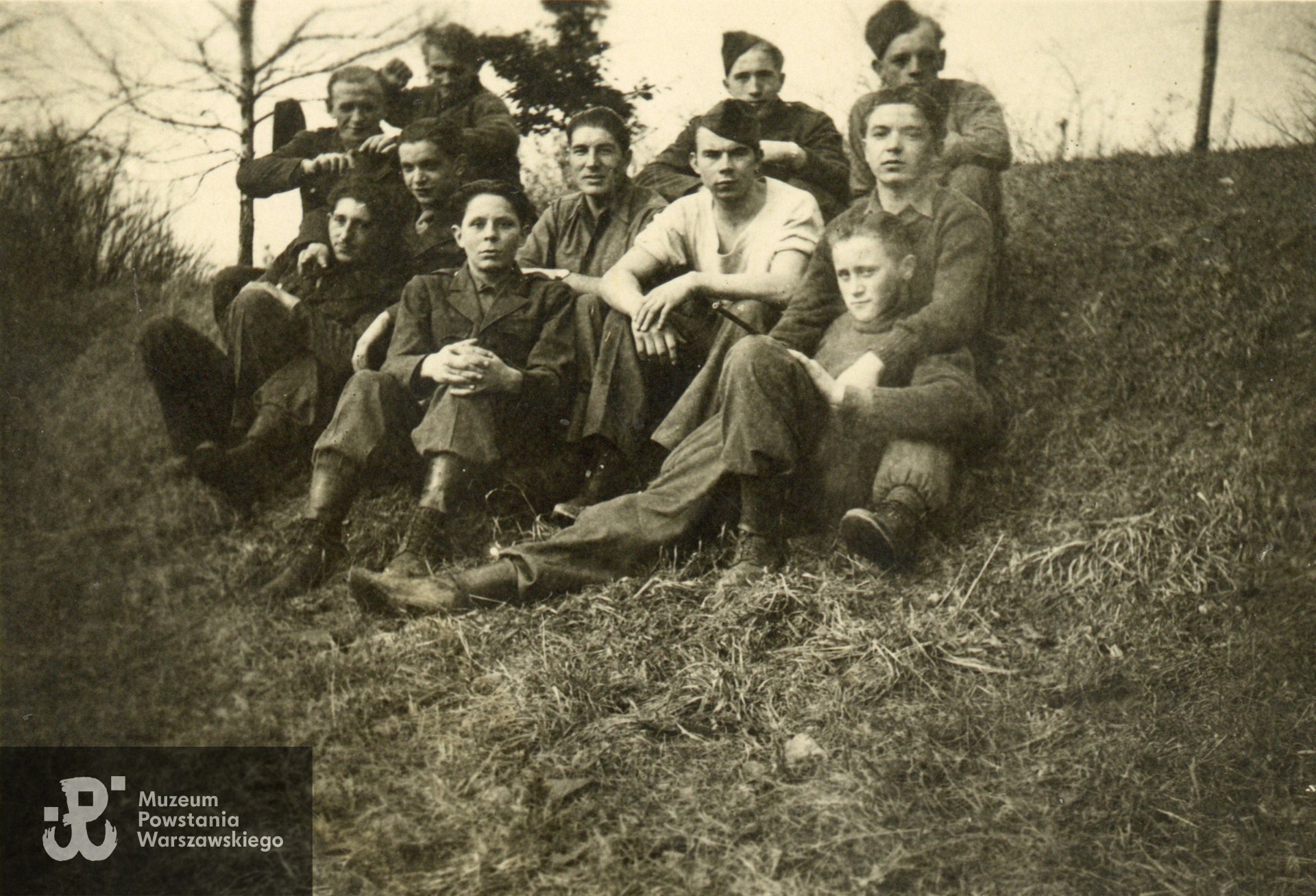 W Niemczech, po wyzwoleniu, 1945 r. Stanisław Szydłowski widoczny w górnym rzędzie, drugi z lewej strony. Fot. ze zbiorów rodzinnych, udostępniła p. Magdalena Szydłowska, wnuczka Powstańca. Skany wykonano w Muzeum Powstania Warszawskiego, 04/2025