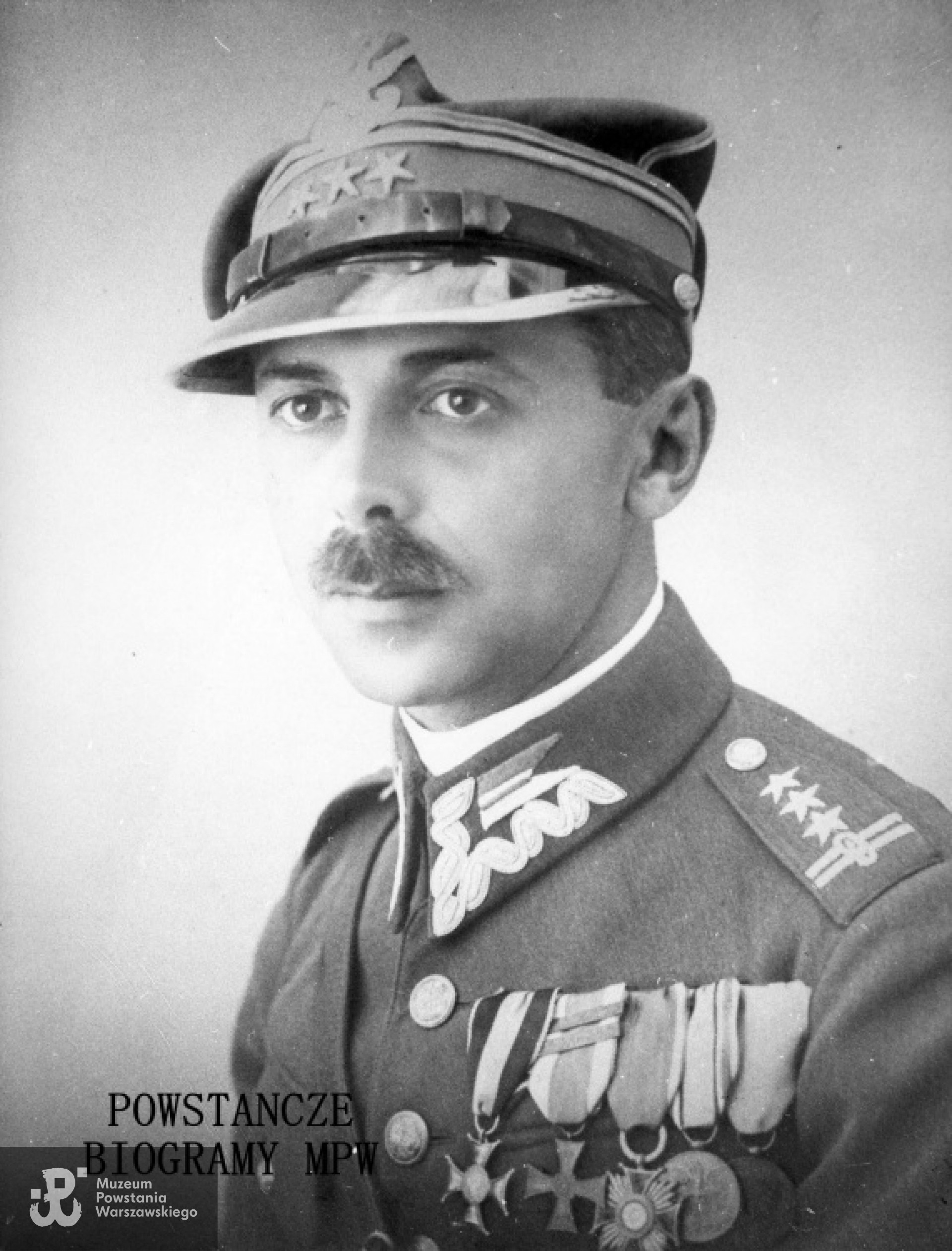 Gen. Tadeusz "Bór" Komorowski (1895-1966). Fotografia portretowa ze zbiorów Muzeum Powstania Warszawskiego, sygn. MPW-IP/3928