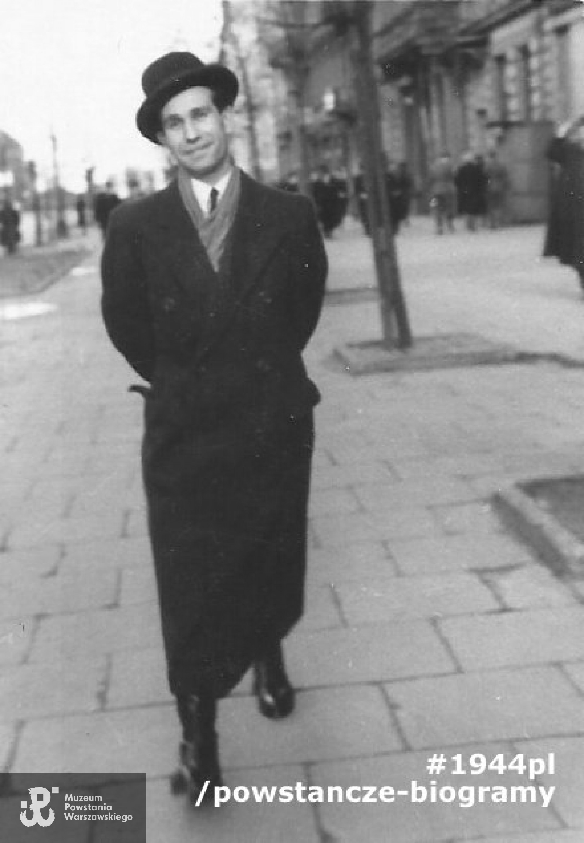 Fotografia ze zbiorów rodzinnych, ul. Krakowskie Przedmieście na wysokości  Bramy Głównej Uniwersytetu Warszawskiego. Edwin Matuszak idący ulicą. Fot. ze zbiorów rodzinnych udostępnił p. Józef Matuszak